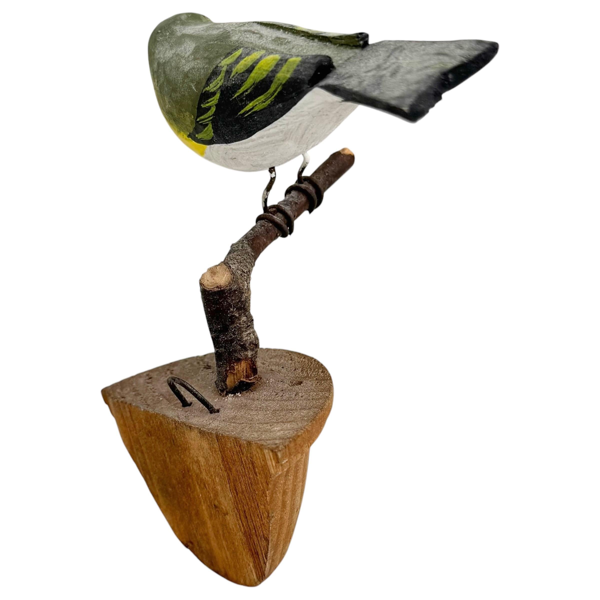 20ième siècle Yellowthrows Vichtauer Oiseau en bois sculpté à la main Black Forest Folk Art Austria 1900s en vente