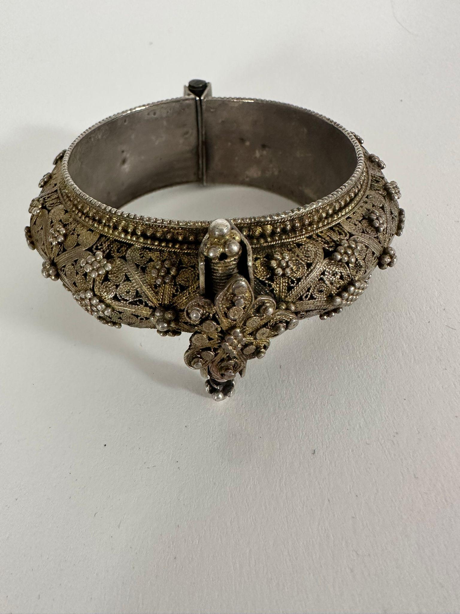 Bracciale da sposa ebraico yemenita - Ornamento per la dote in filigrana d'argento in vendita 3