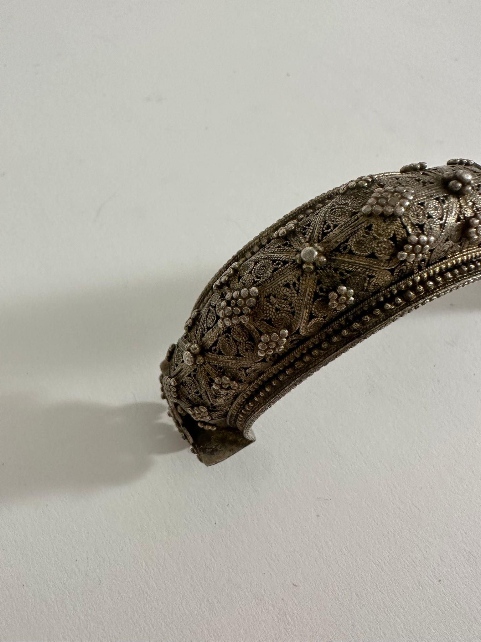 Yemenita Bracciale da sposa ebraico yemenita - Ornamento per la dote in filigrana d'argento in vendita