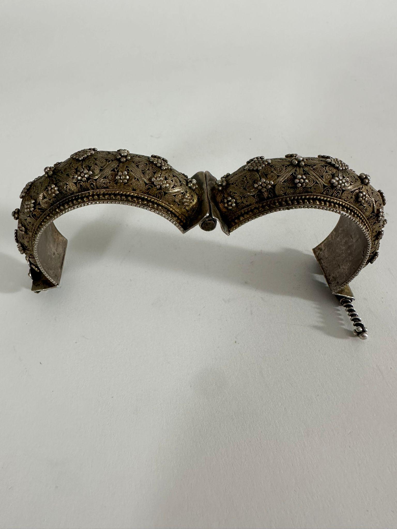 Fatto a mano Bracciale da sposa ebraico yemenita - Ornamento per la dote in filigrana d'argento in vendita