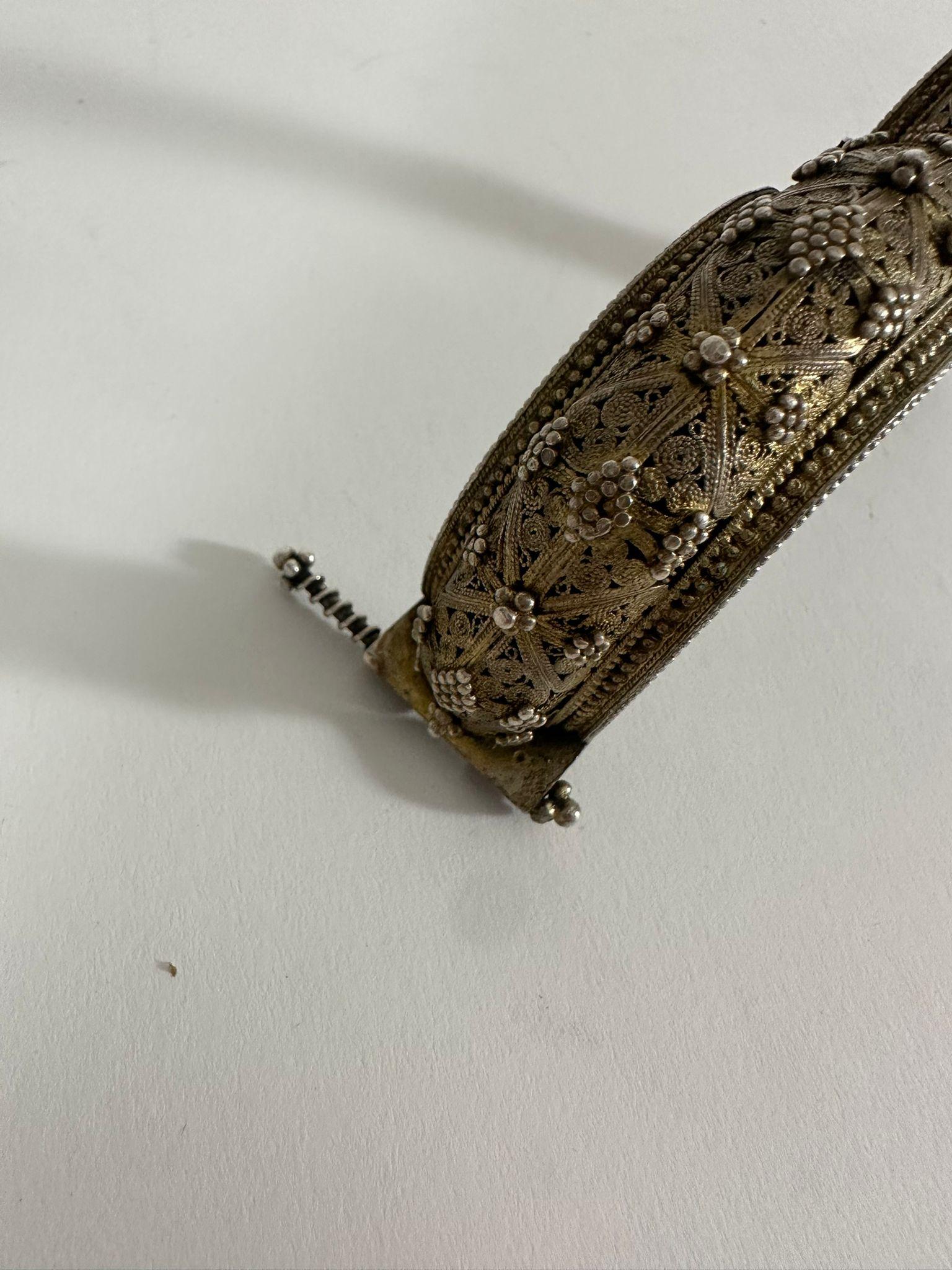 XIX secolo Bracciale da sposa ebraico yemenita - Ornamento per la dote in filigrana d'argento in vendita