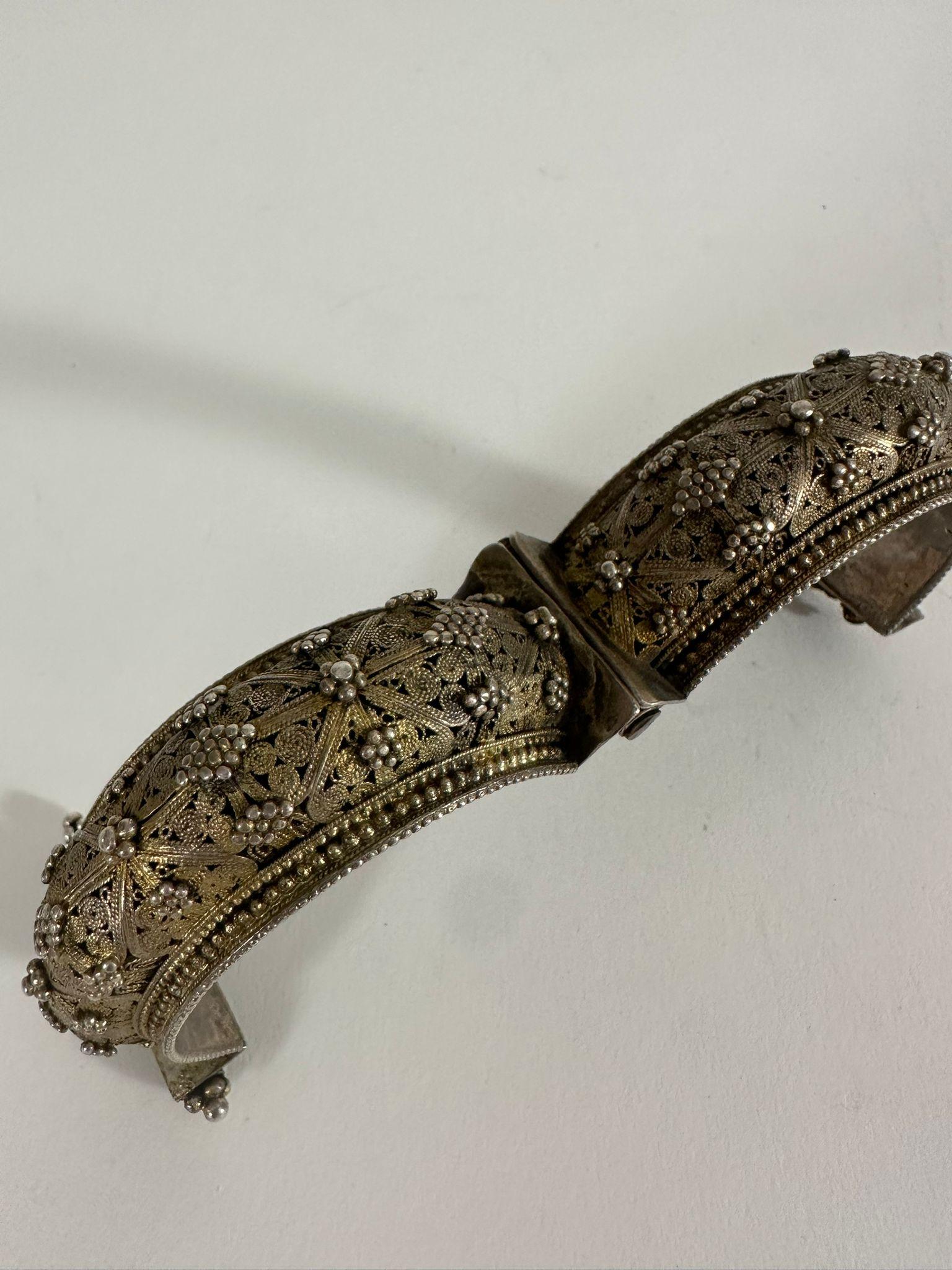 Bracciale da sposa ebraico yemenita - Ornamento per la dote in filigrana d'argento in vendita 1