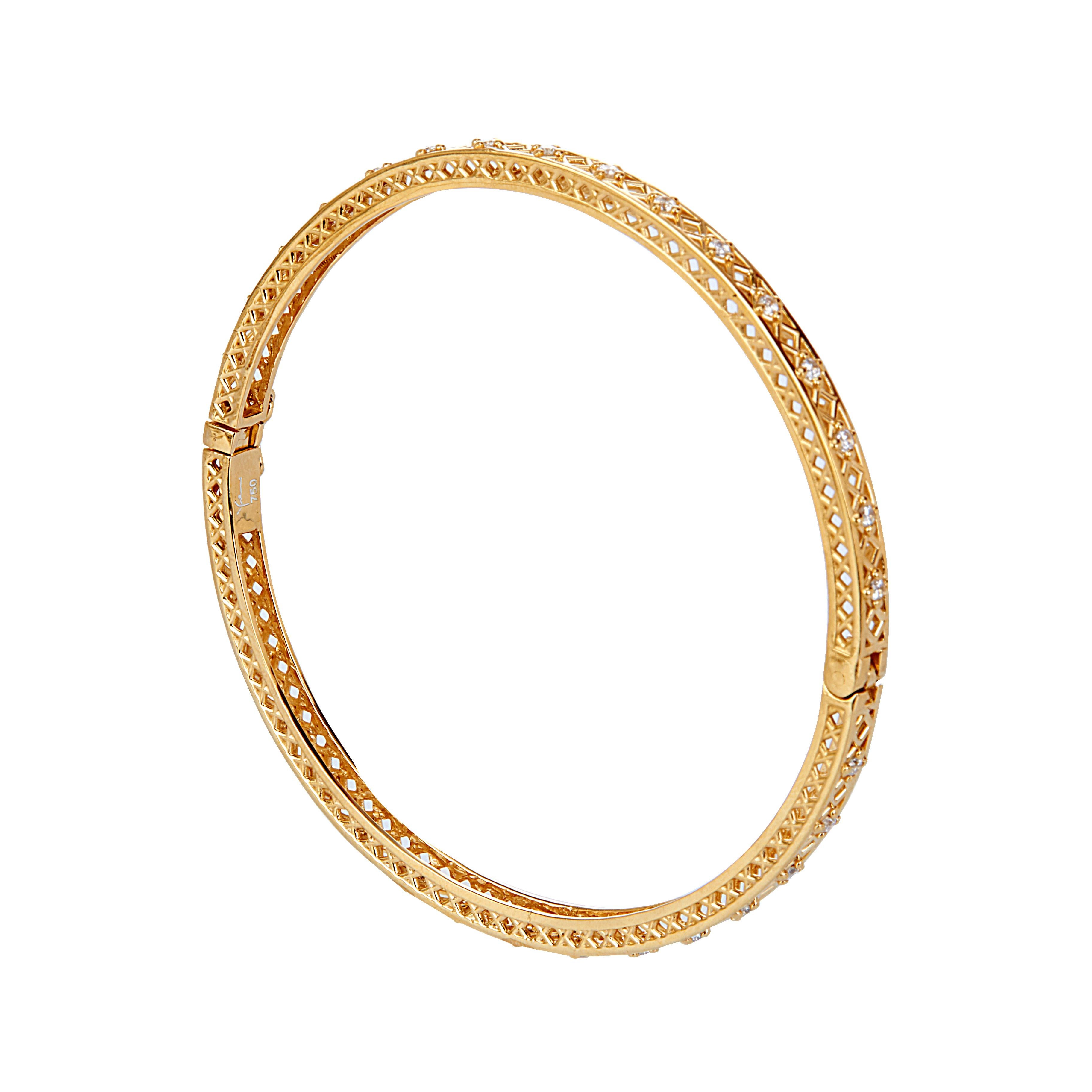 The simple yet elegant Bangle is even more unique if you look closely inside. A dense mesh frame that reveals the sophisticated details of the outstanding designer YEMYUNGJI makes your look be close to the perfect. When you wear one you will