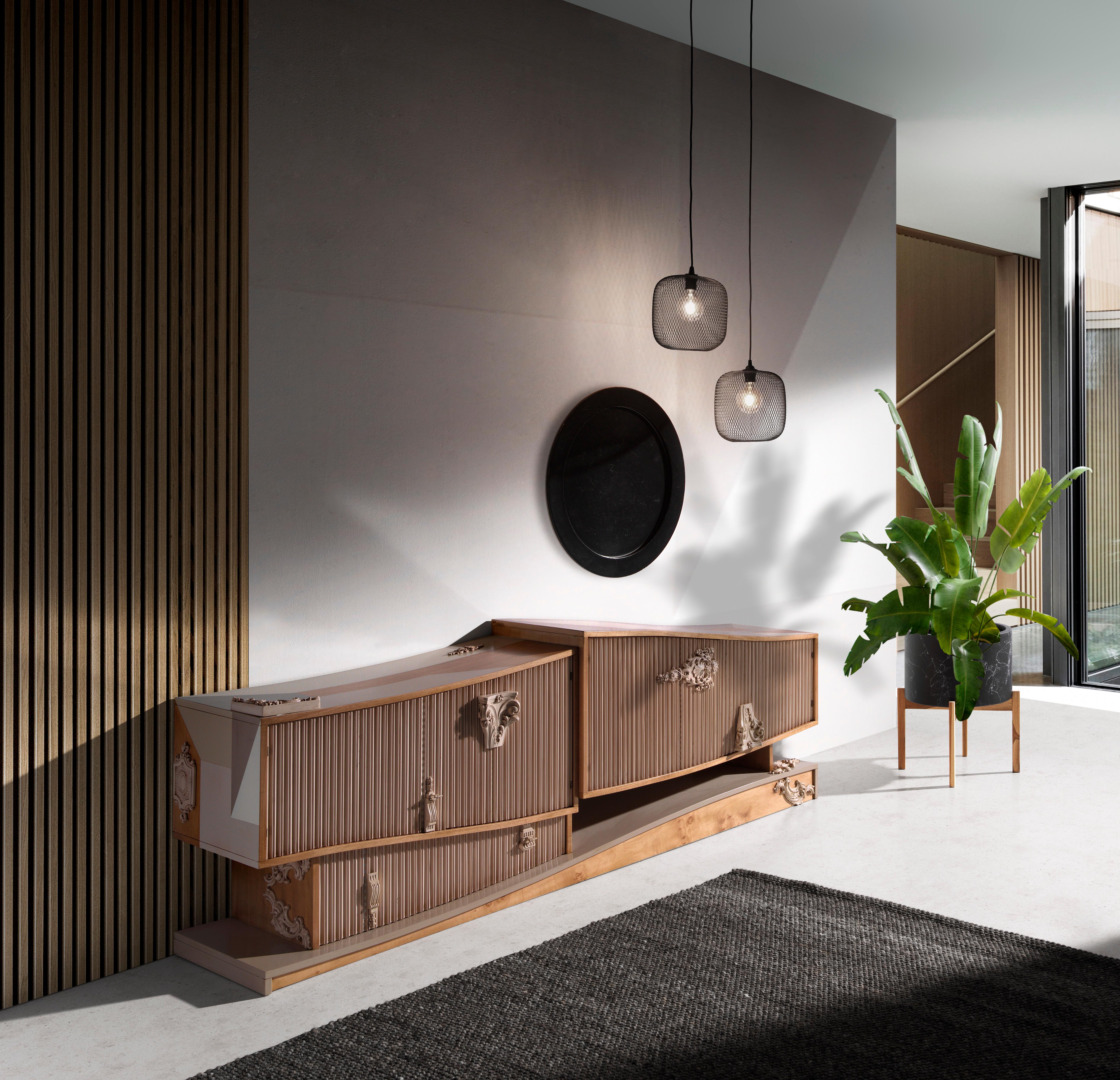 Yeong-gam Sideboard mit vier Türen und einer Schublade, von Lola Glamour
Abmessungen: T 45 x B 215 x H 75 cm
MATERIALIEN: Holz.

Inspiriert von den traditionellen koreanischen Gebäuden und ihren eigenartigen Dächern, die Ikonen des asiatischen
