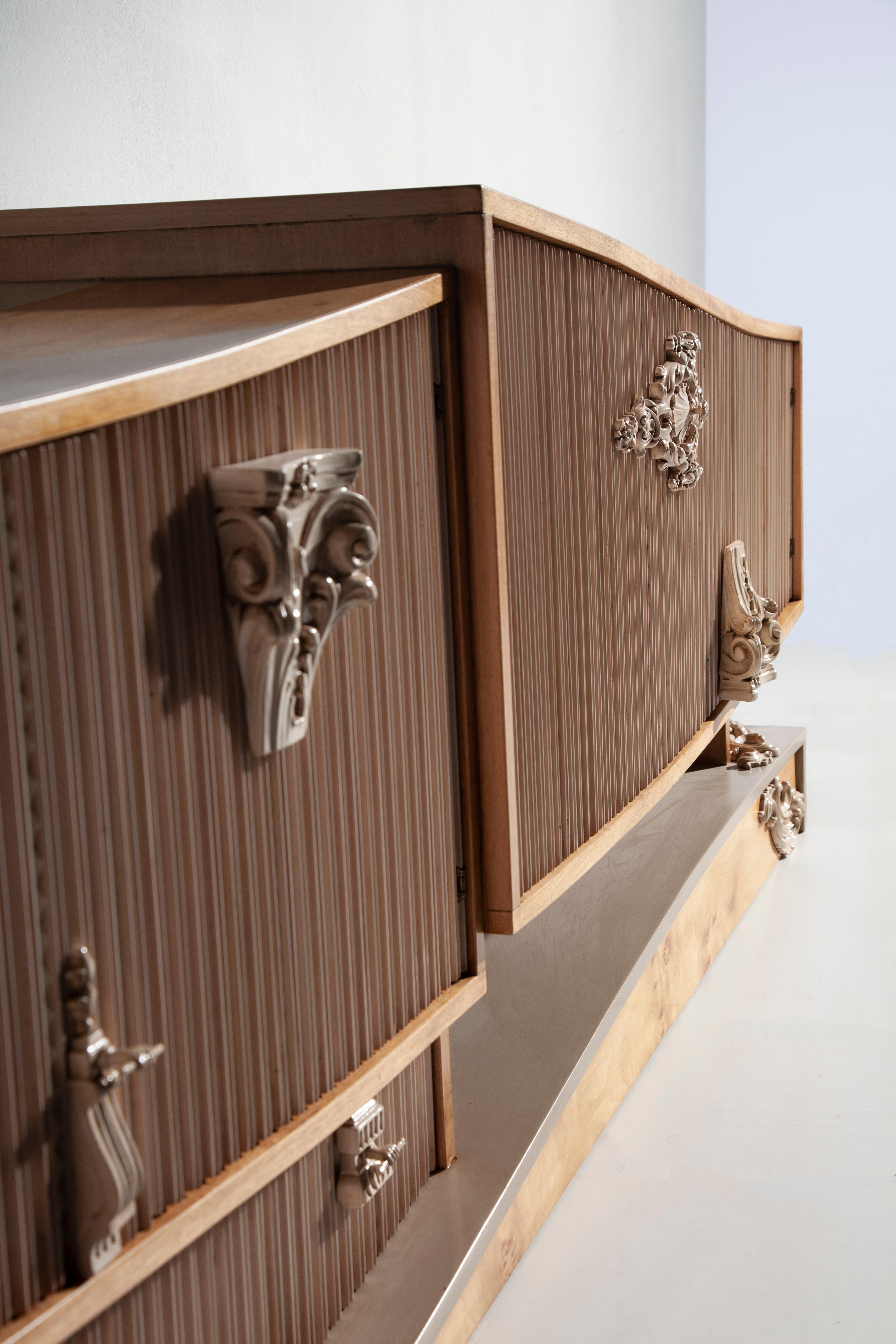 Yeong-gam Sideboard mit vier Türen und einer Schublade, von Lola Glamour (Postmoderne) im Angebot