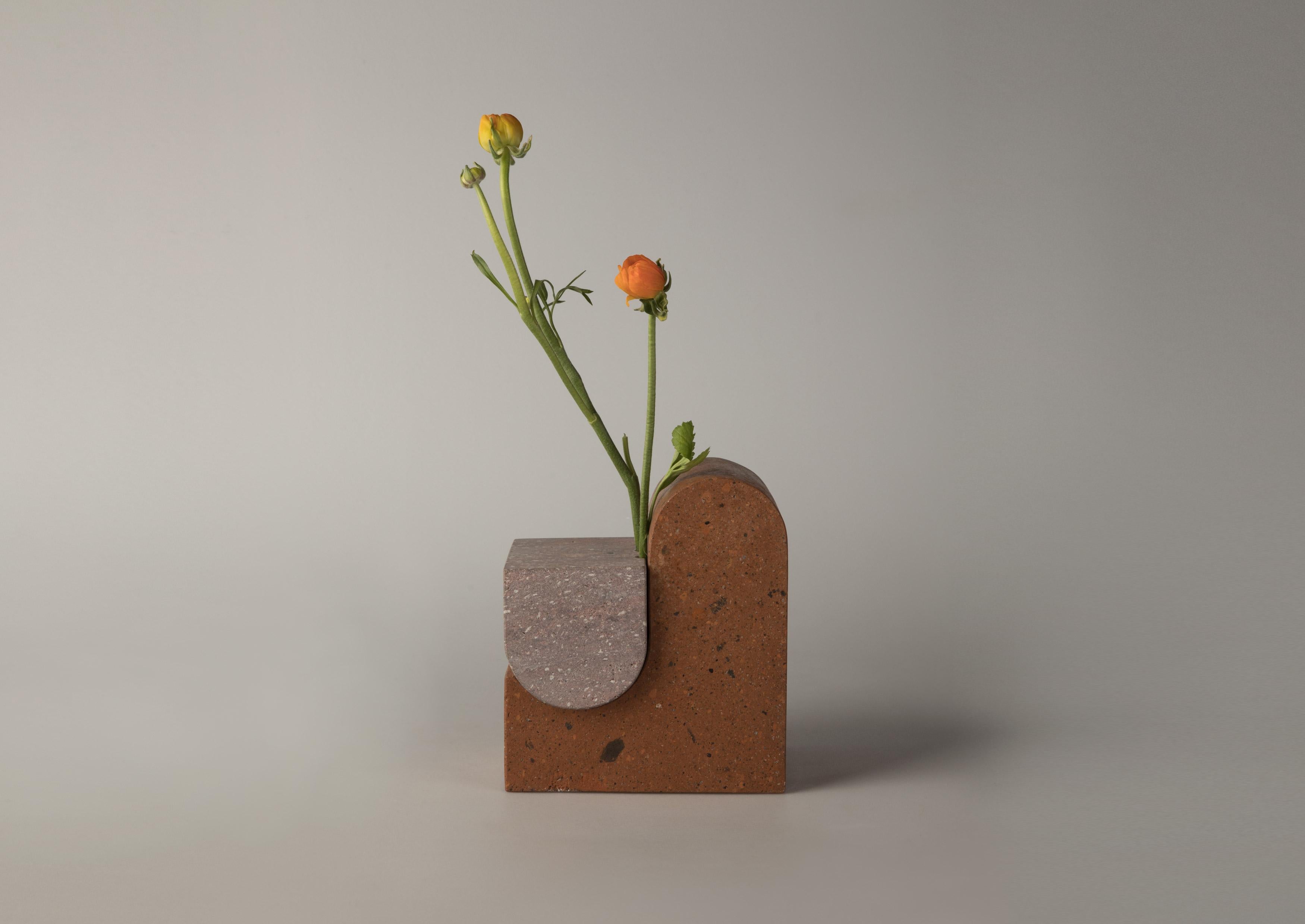 Organico moderno Vaso scultoreo Yerevan in tufo e basalto armeno grigio marrone di Sanna Völker in vendita