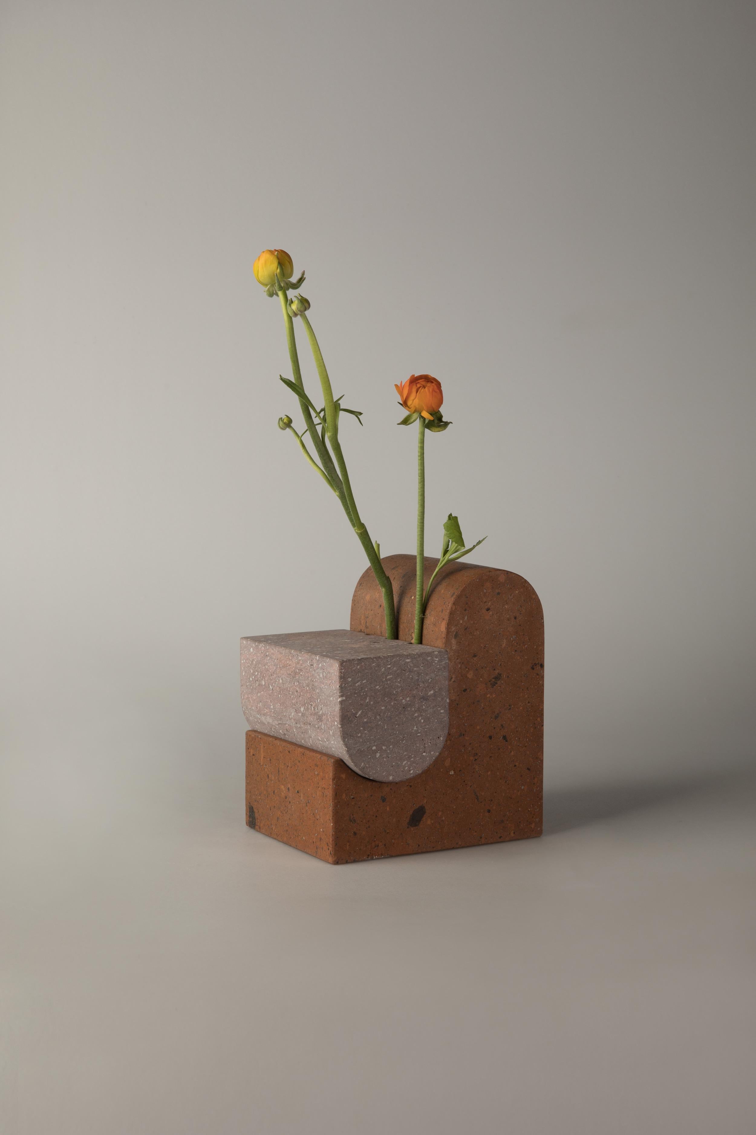 Spagnolo Vaso scultoreo Yerevan in tufo e basalto armeno grigio marrone di Sanna Völker in vendita