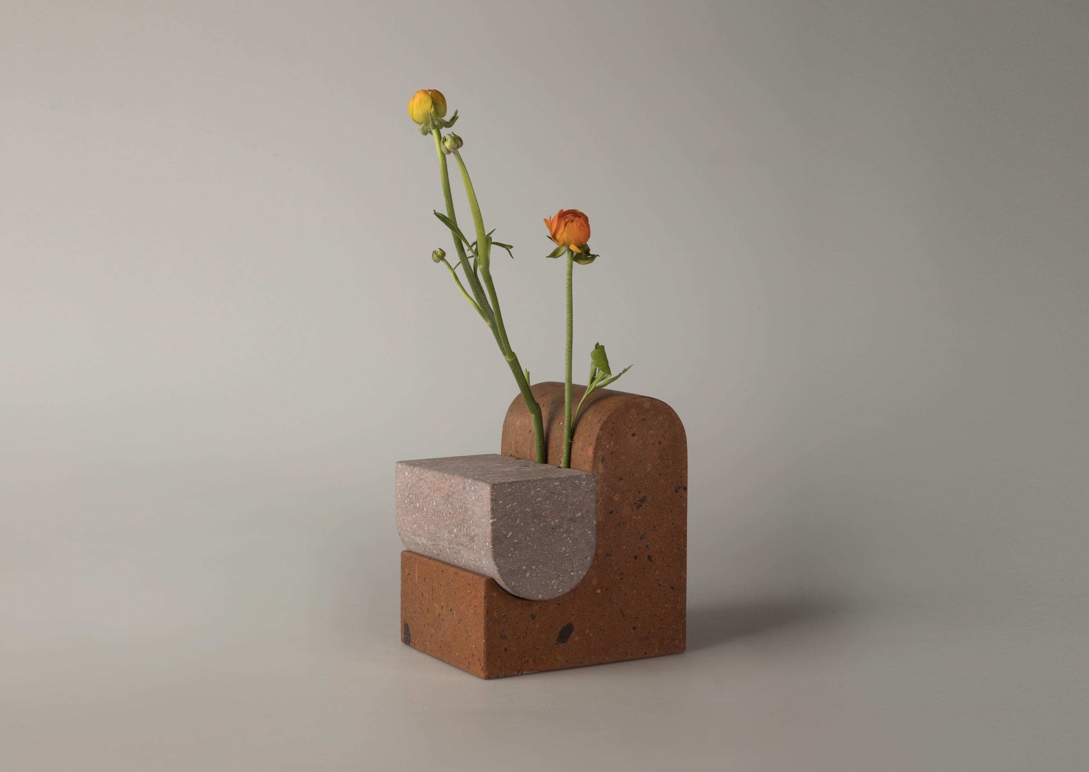 XXI secolo e contemporaneo Vaso scultoreo Yerevan in tufo e basalto armeno grigio marrone di Sanna Völker in vendita