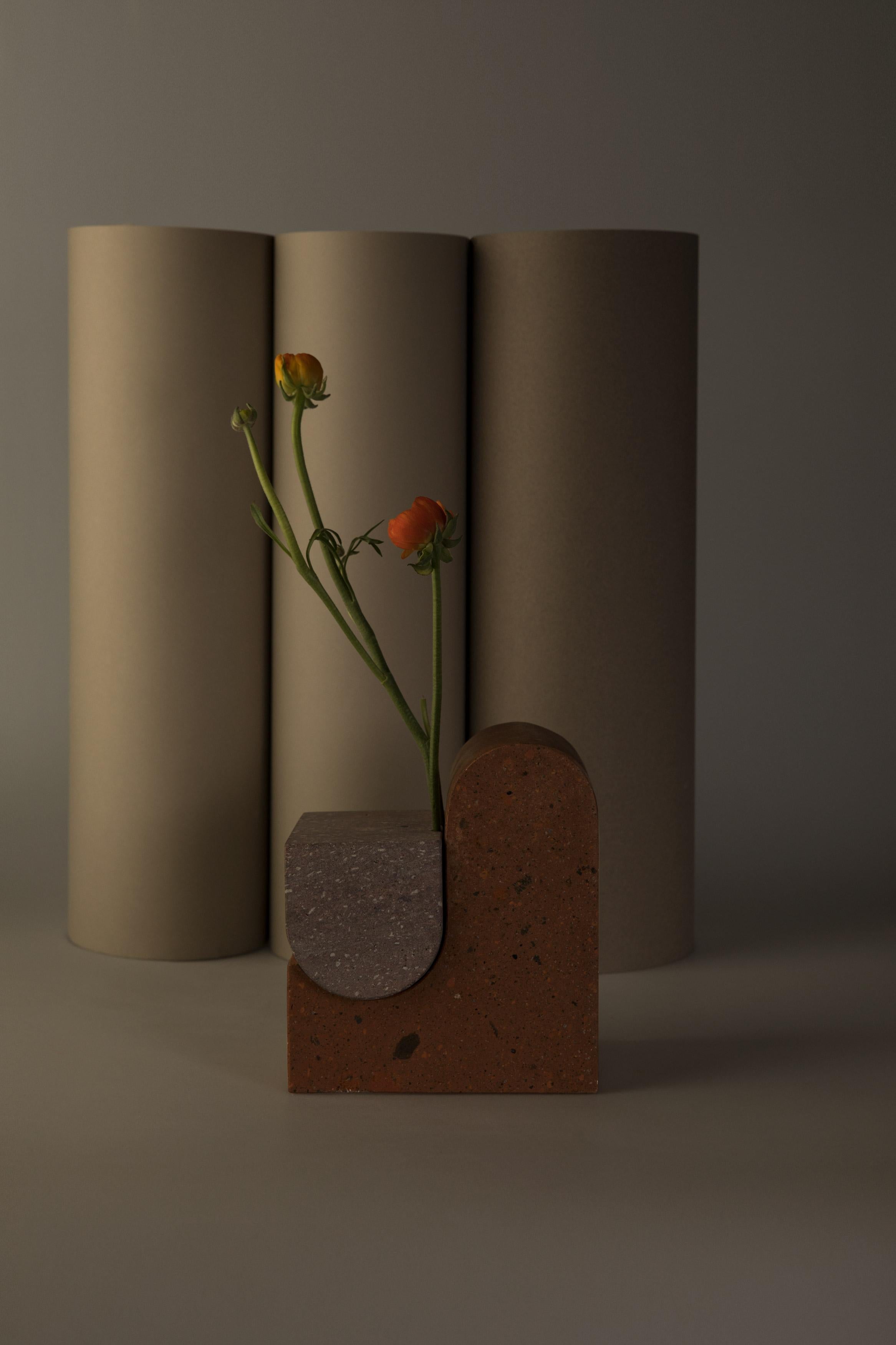 Pietra Vaso scultoreo Yerevan in tufo e basalto armeno grigio marrone di Sanna Völker in vendita