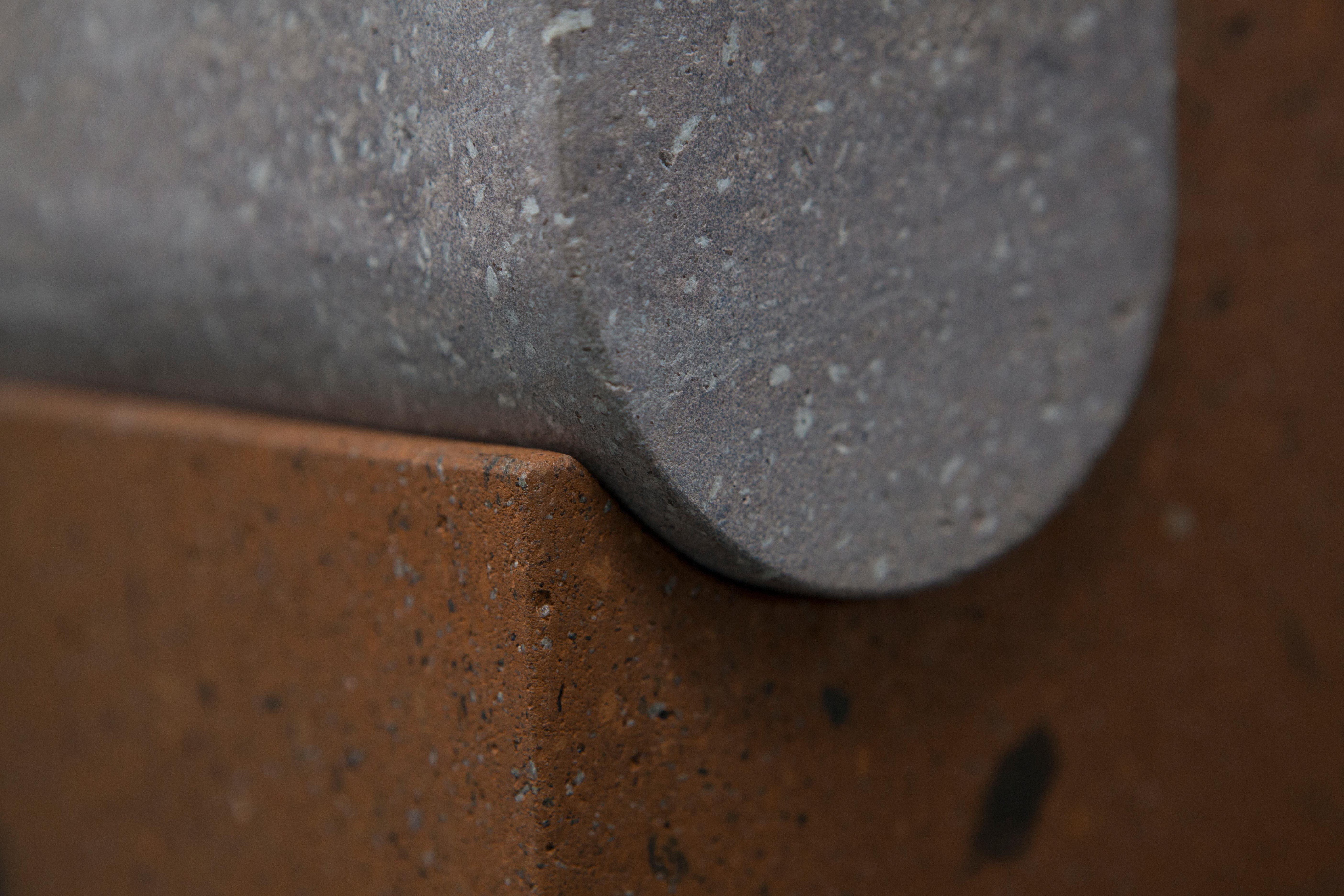 Vaso scultoreo Yerevan in tufo e basalto armeno grigio marrone di Sanna Völker in vendita 1
