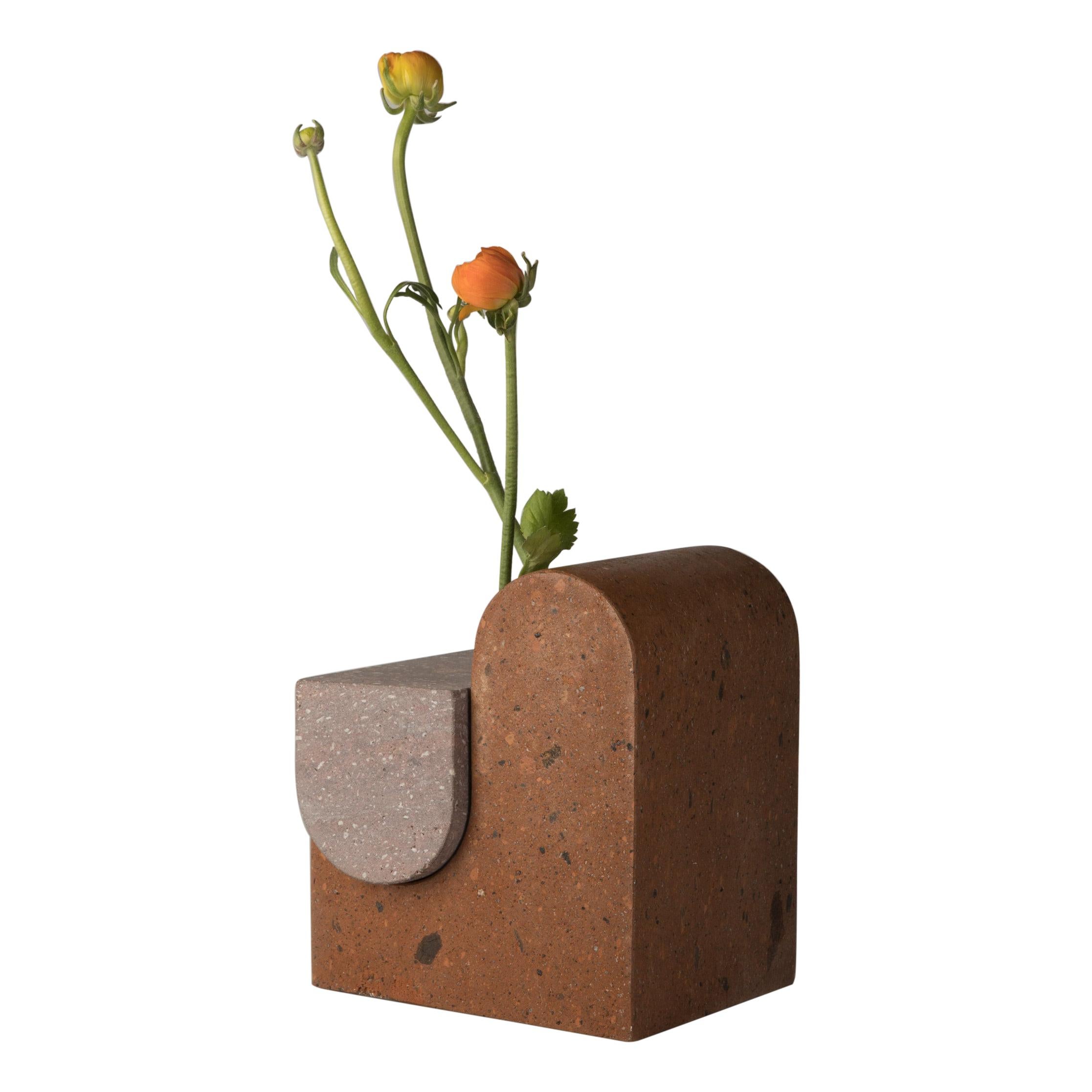 Vase sculptural Yerevan en tuf et basalte d'Arménie gris Brown par Sanna Völker