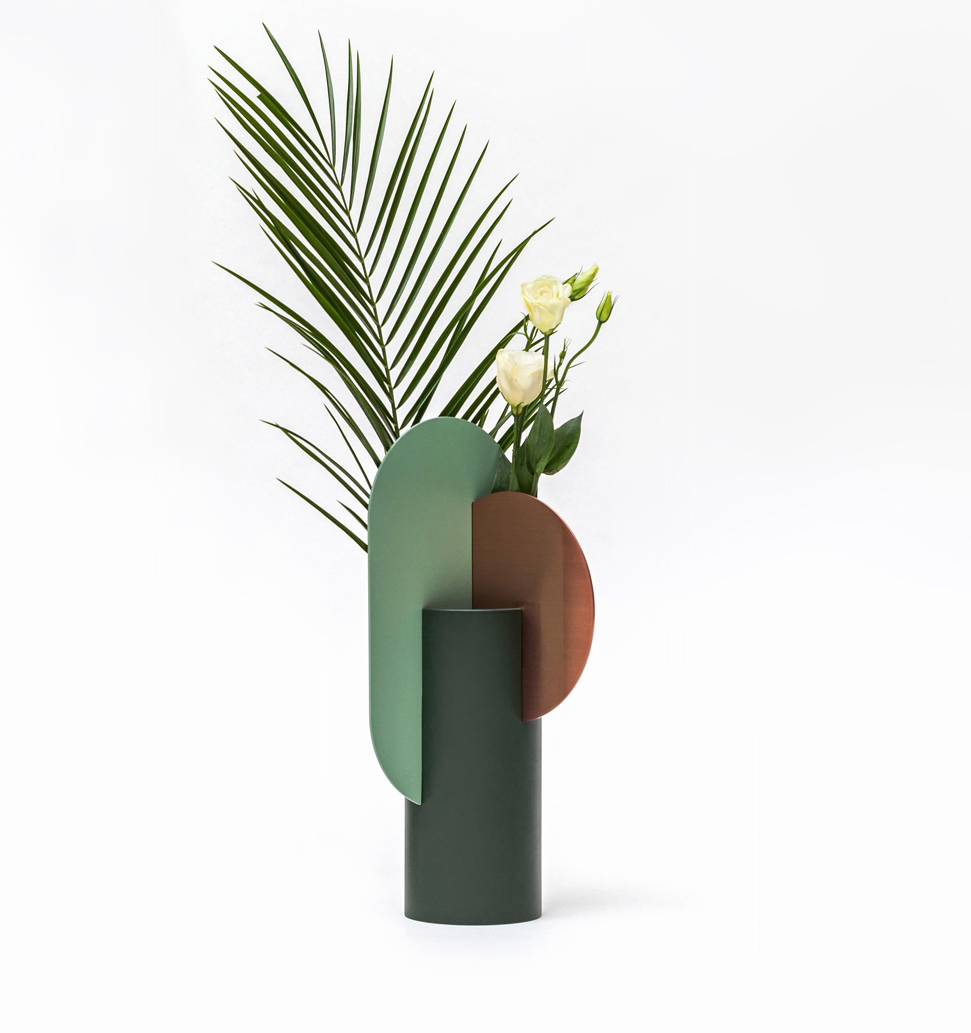 Vaso Yermilov CS1 di NOOM
Dimensioni: L. 17,5 x P. 15 x H. 37 cm 
Materiali: Rame, acciaio verniciato.
Peso: 2,4 kg

Il vaso Yermilov è uno dei vasi della collezione 