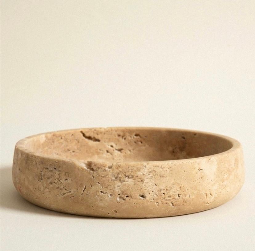 YESEVI, notre bol en travertin naturel fait à la main, mesurant 10,6 pouces (27 cm) de diamètre et 2,3 pouces (6 cm) de hauteur. Cette pièce unique mêle parfaitement les styles bohème et contemporain, offrant une touche élégante et sophistiquée à