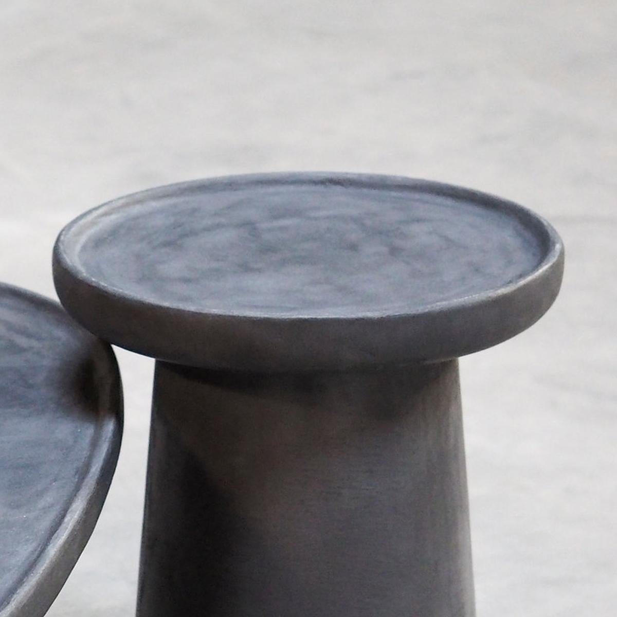 Side Table Yeshi with all structure in hand-crafted limestone 
in dark anthracite grey finish.
Also available on request in outdoor finish, including up-charge.