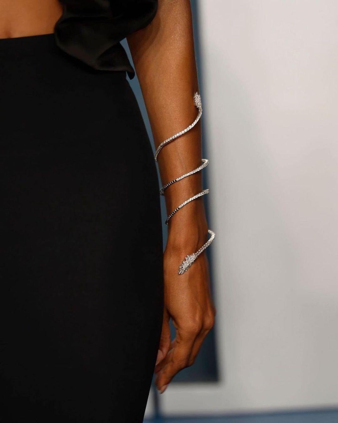 Moderno Bracciale con diamanti a spirale personalizzato Yessayan in vendita