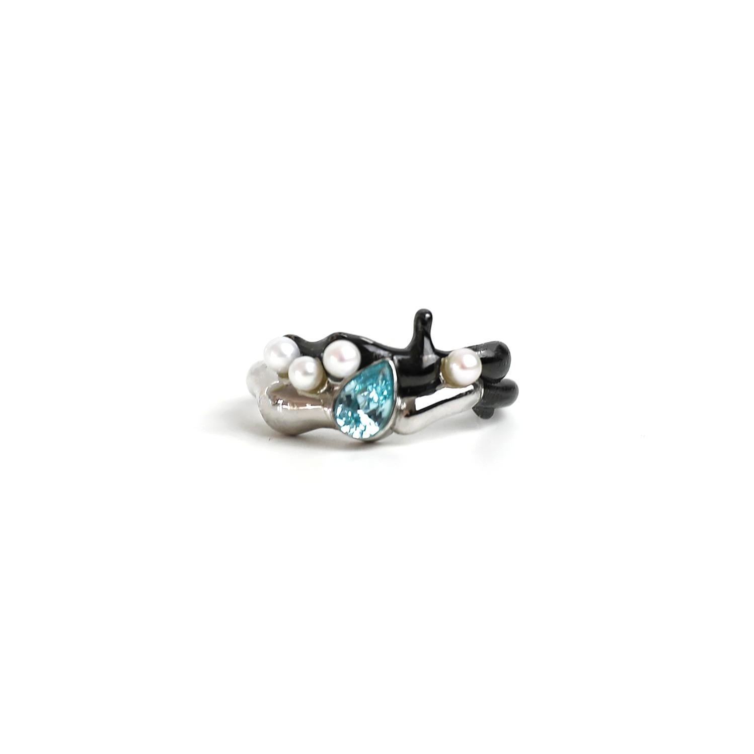 By simulating the sensation of magma flow, our design incorporates various hues of gold, black, and silver to depict the diverse types of rocks that crystallize during the cooling and eruption of underground magma. The spinel enclosed in metal