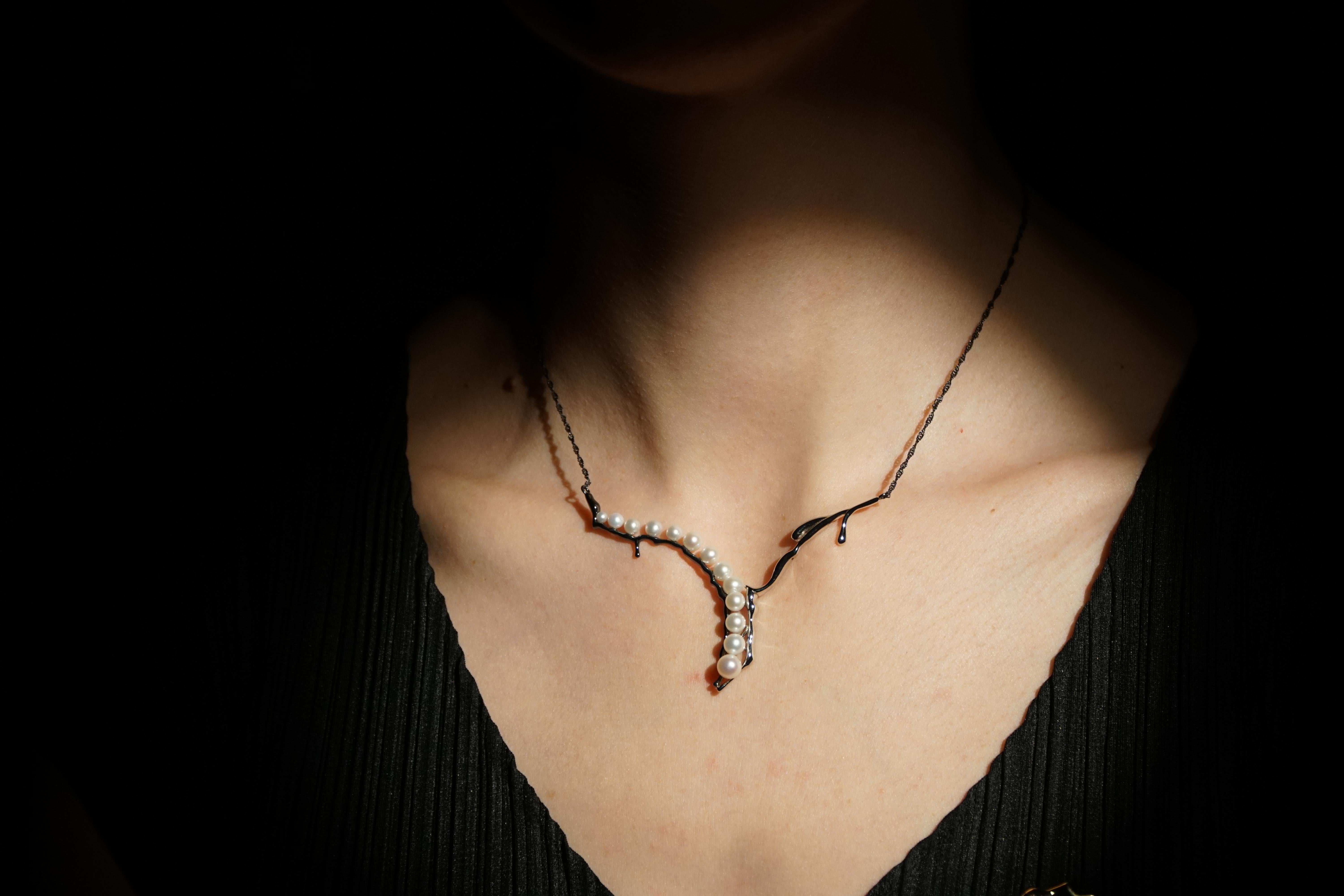 By simulating the sensation of magma flow, our design incorporates various hues of gold, black, and silver to depict the diverse types of rocks that crystallize during the cooling and eruption of underground magma. The spinel enclosed in metal
