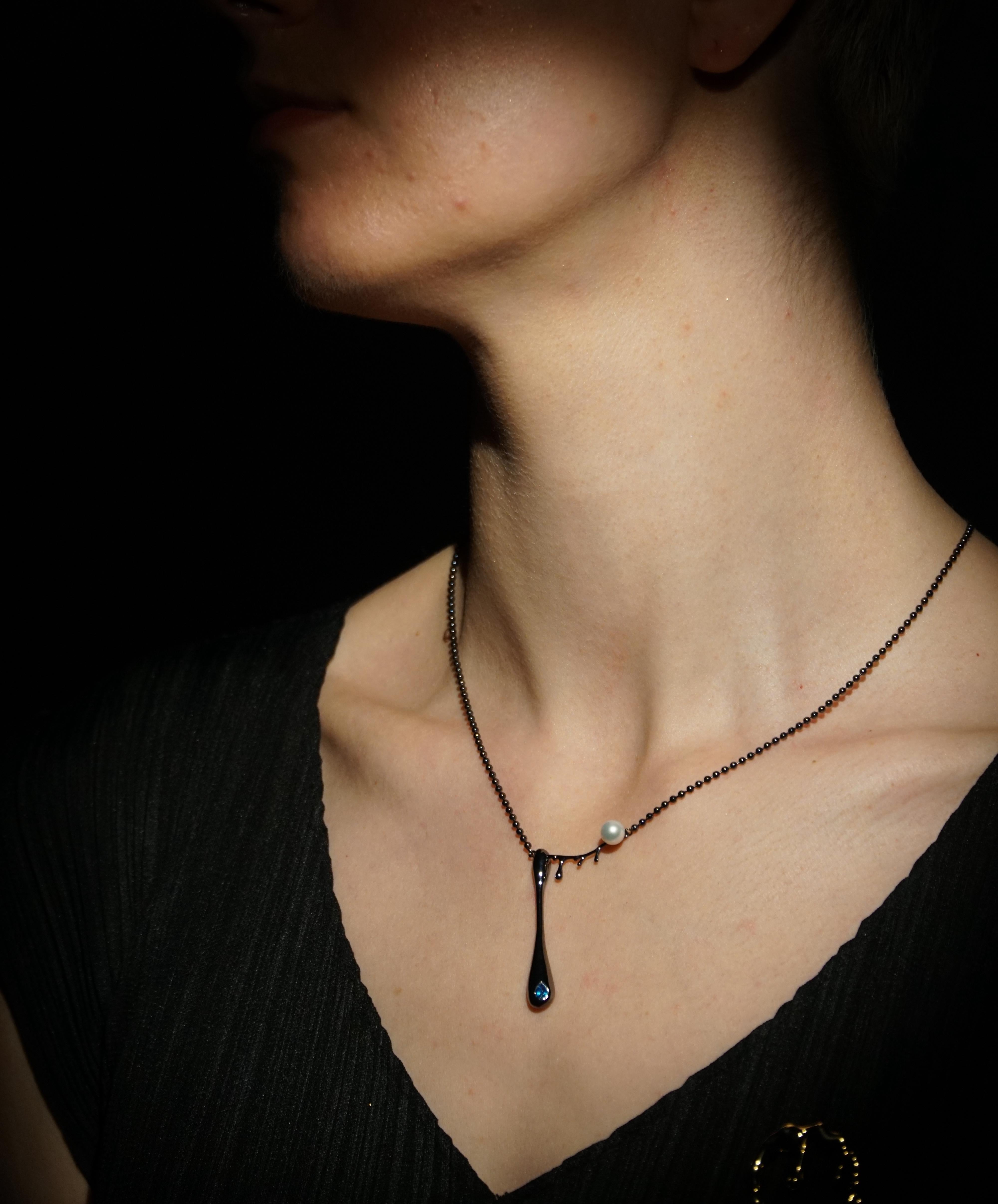 Brilliant Cut Yesterday's Tomorrow - Single dropped-down necklace gold For Sale