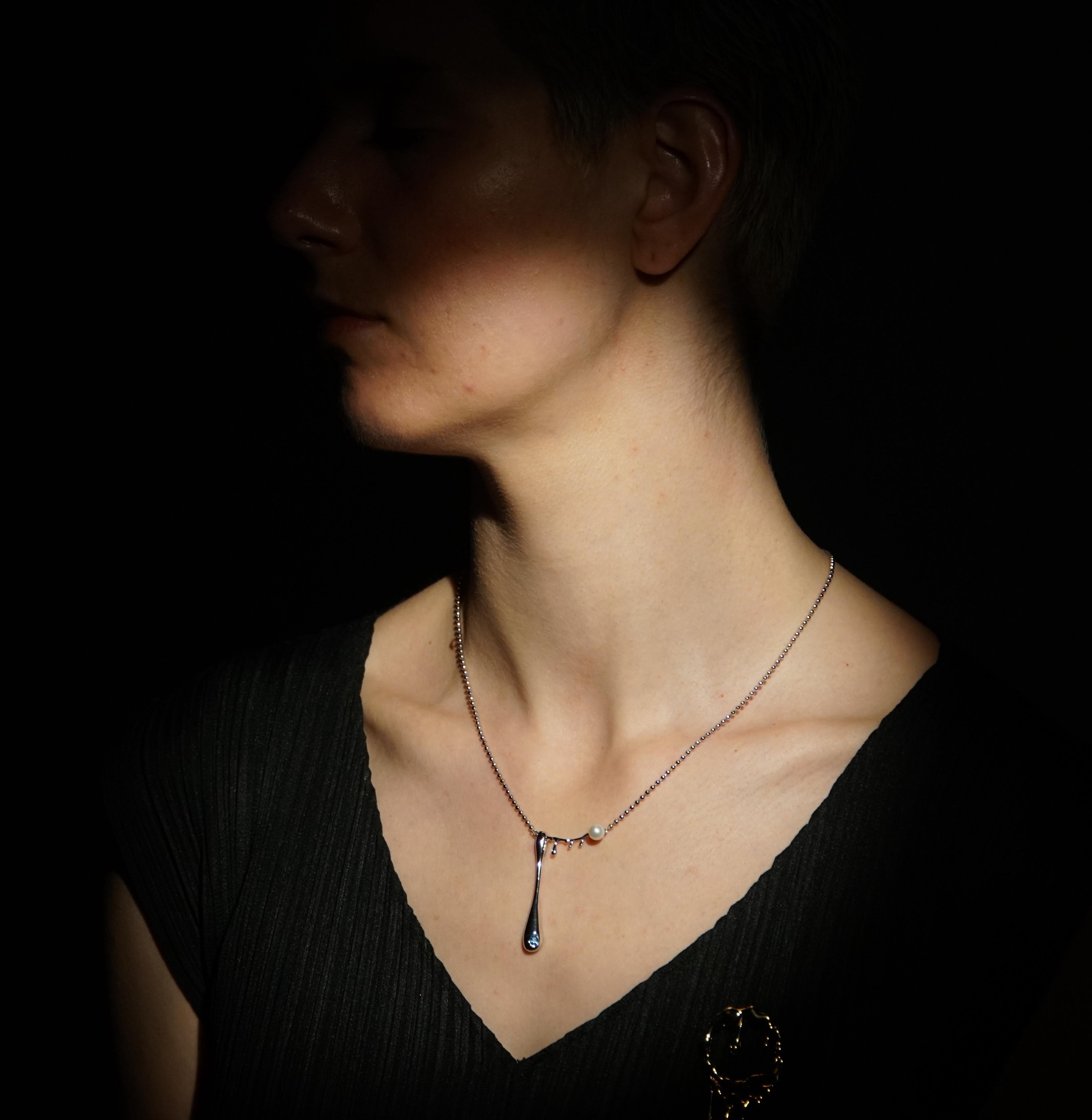 By simulating the sensation of magma flow, our design incorporates various hues of gold, black, and silver to depict the diverse types of rocks that crystallize during the cooling and eruption of underground magma. The spinel enclosed in metal