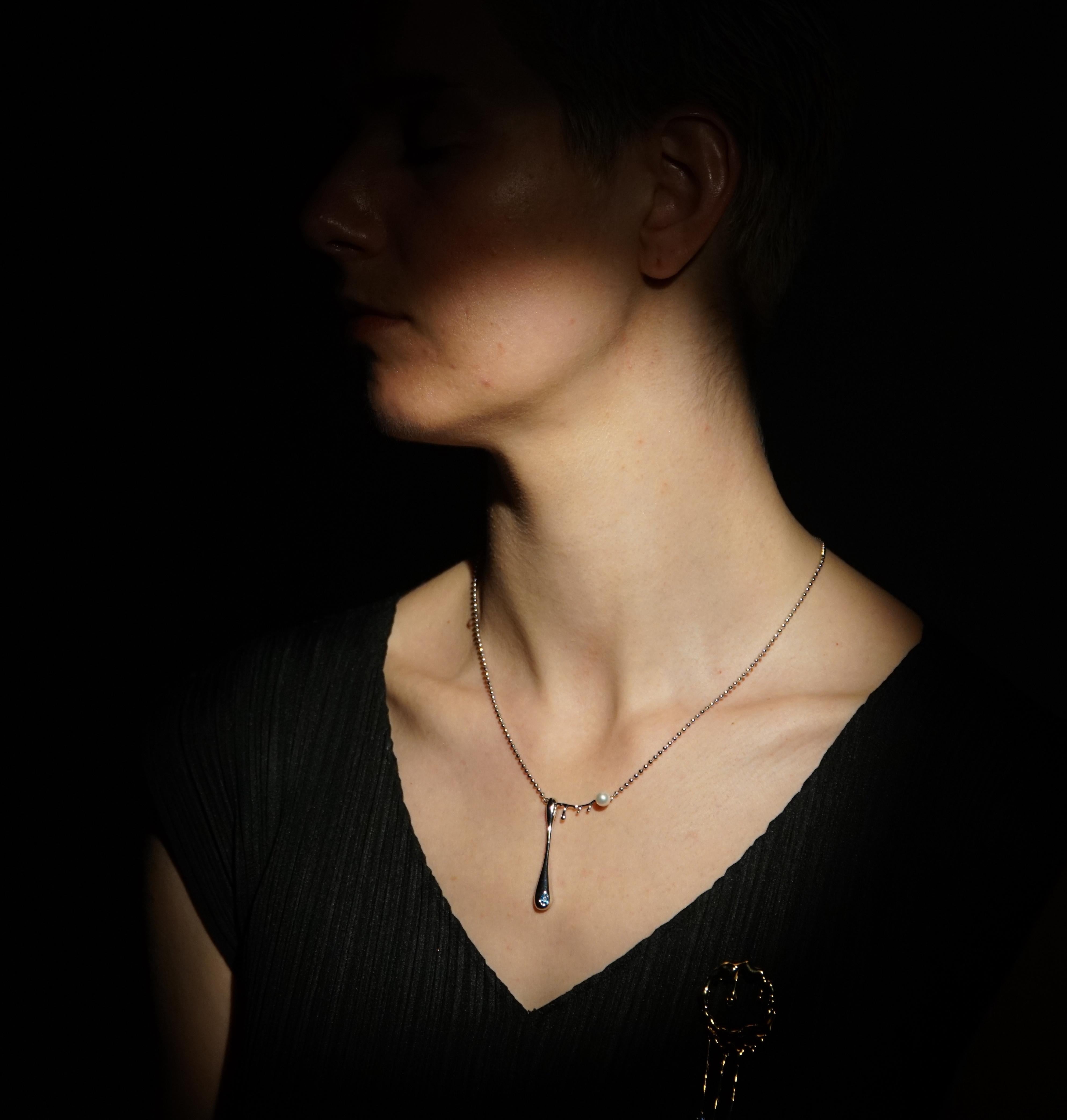 Artist Yesterday's Tomorrow - Single dropped-down necklace silver For Sale