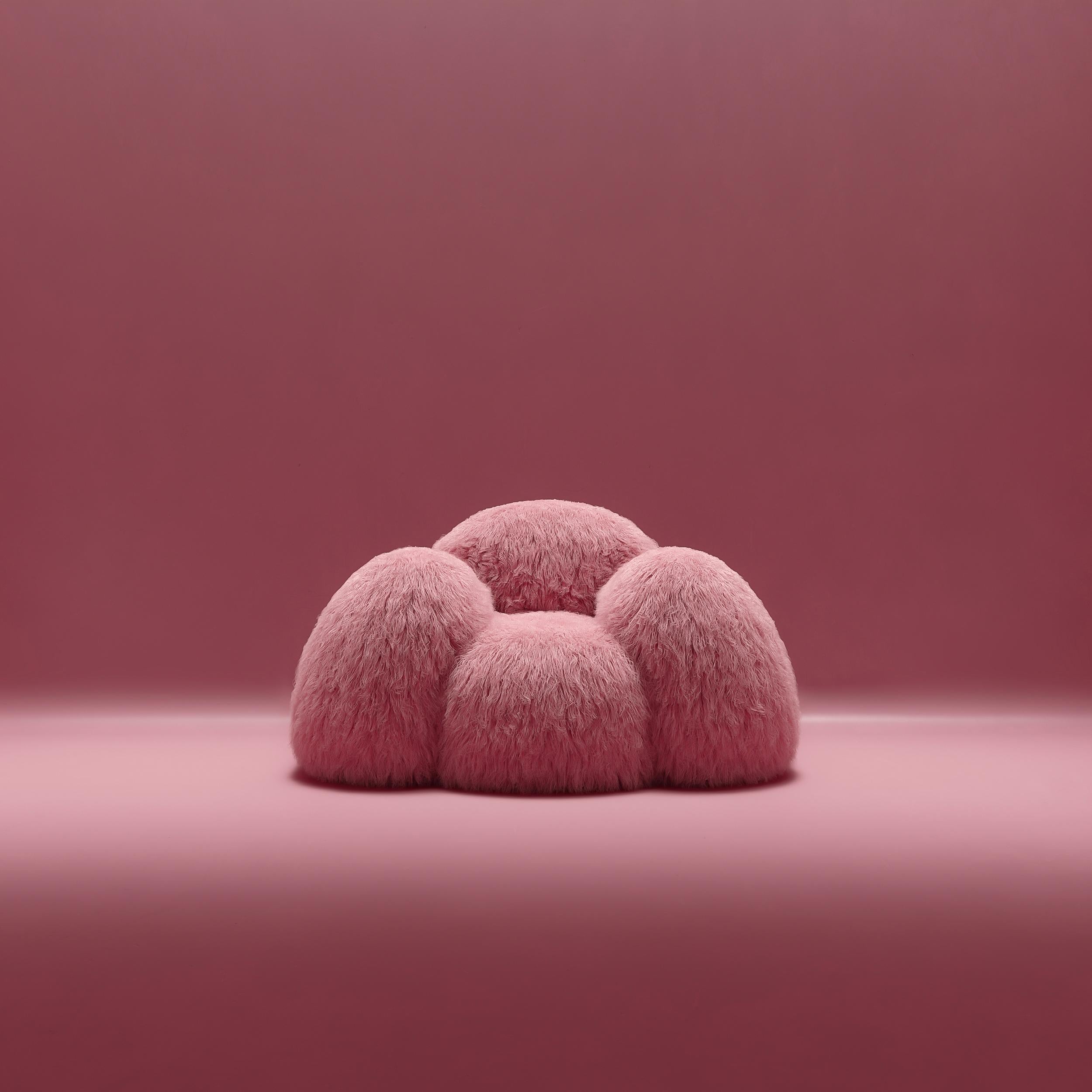 Yeti sessel von Vladimir Naumov
Abmessungen: H 79 x B 141,5 x L 108 cm
MATERIALIEN: Lama-Fellimitat

Yeti Möbelserie - minimalistisch und groß, eine weiche und gemütliche rosa Wolke. Seine aufgeblähten Formen scheinen einen mit einem Gefühl der