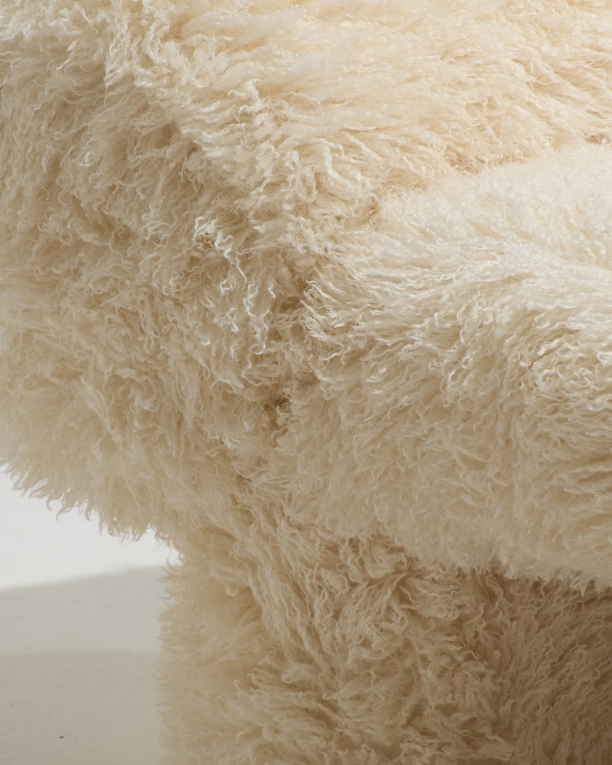 Fauteuil minéral, version Yeti, de Vincent Mazenauer.
Le fauteuil est entièrement tapissé d'un tissu 