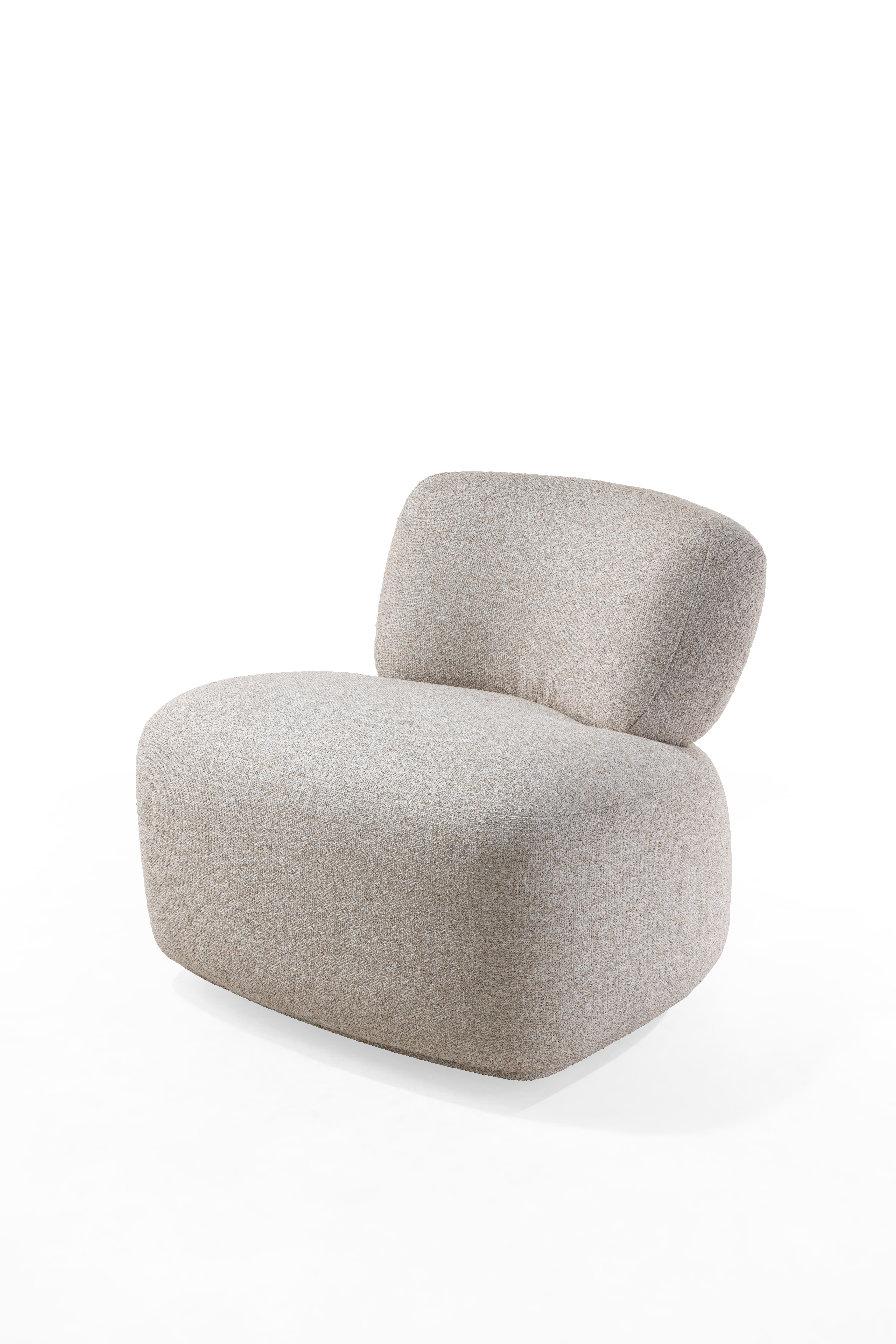 Avec ses courbes douces, ce fauteuil moderne avec base pivotante s'intègre dans n'importe quelle pièce, bureau, chambre ou salon. Le détail en laiton au dos apporte une touche de sophistication, ajoutant du glamour à votre décoration