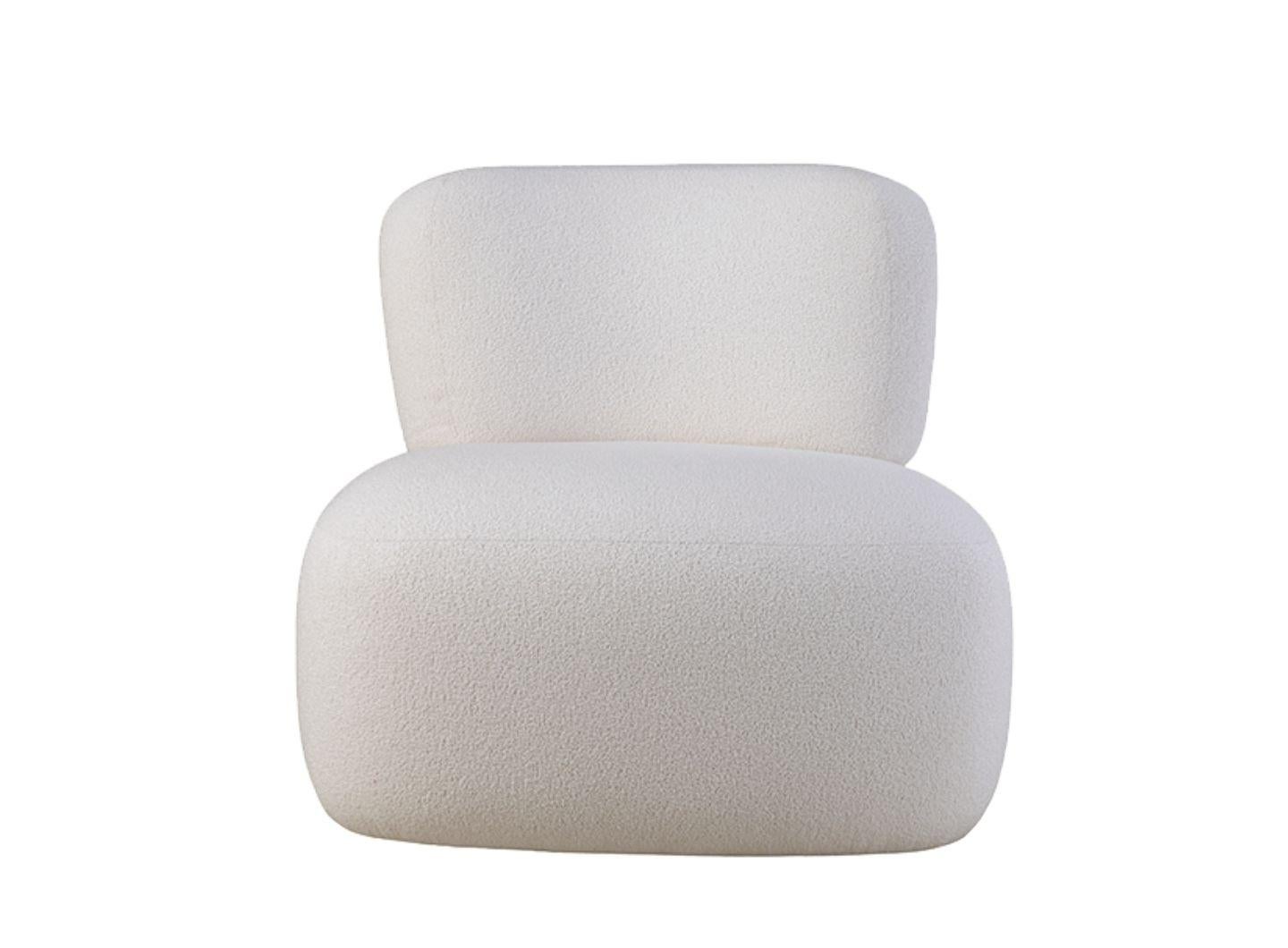 Avec ses courbes douces, ce fauteuil moderne avec base pivotante s'intègre dans n'importe quelle pièce, bureau, chambre ou salon. Le détail en laiton au dos apporte une touche de sophistication, ajoutant du glamour à votre décoration
