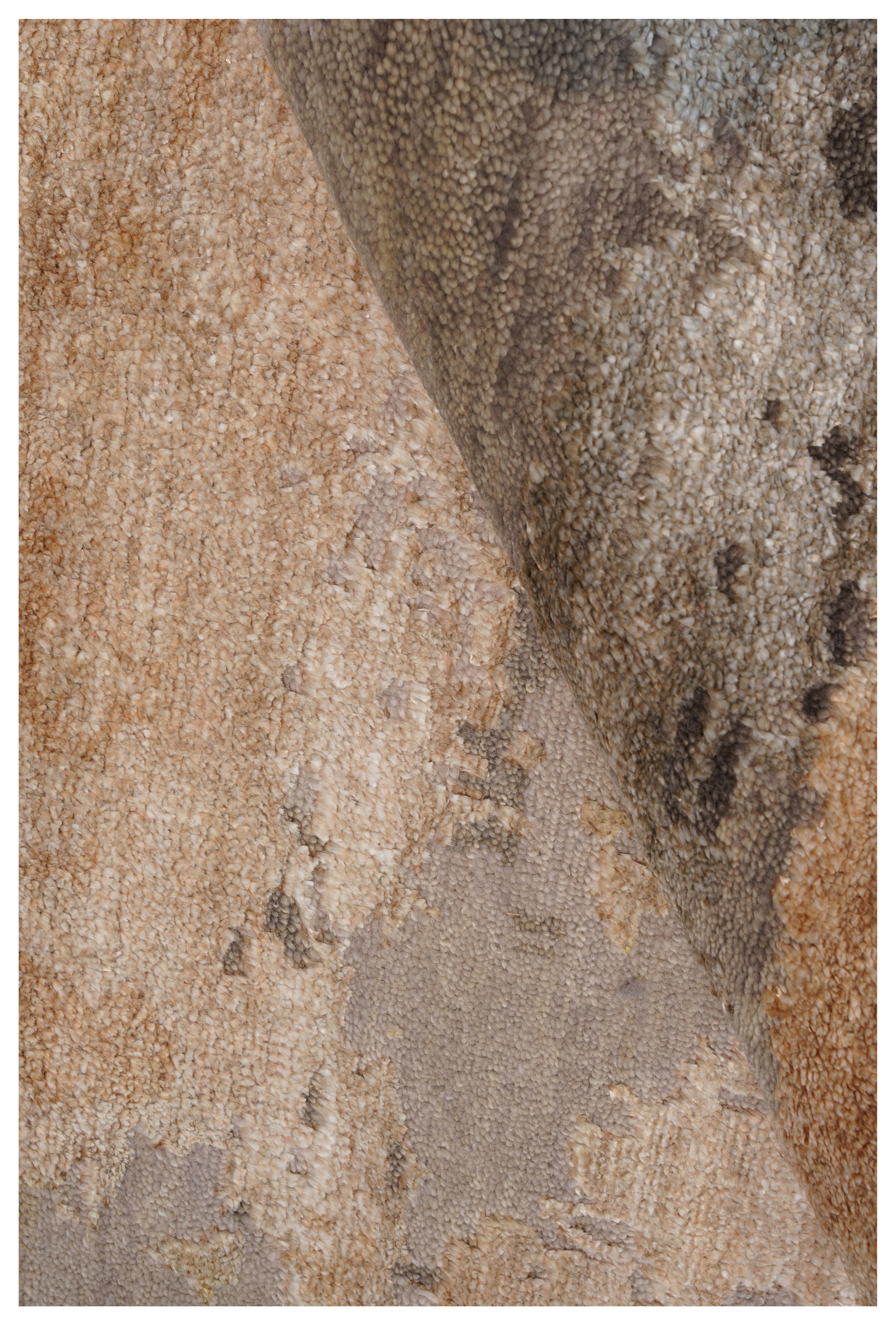 Indien Yeva Hand Knotted Modern Silk Rug in Rust Brown and Natural Colours by Hands en vente