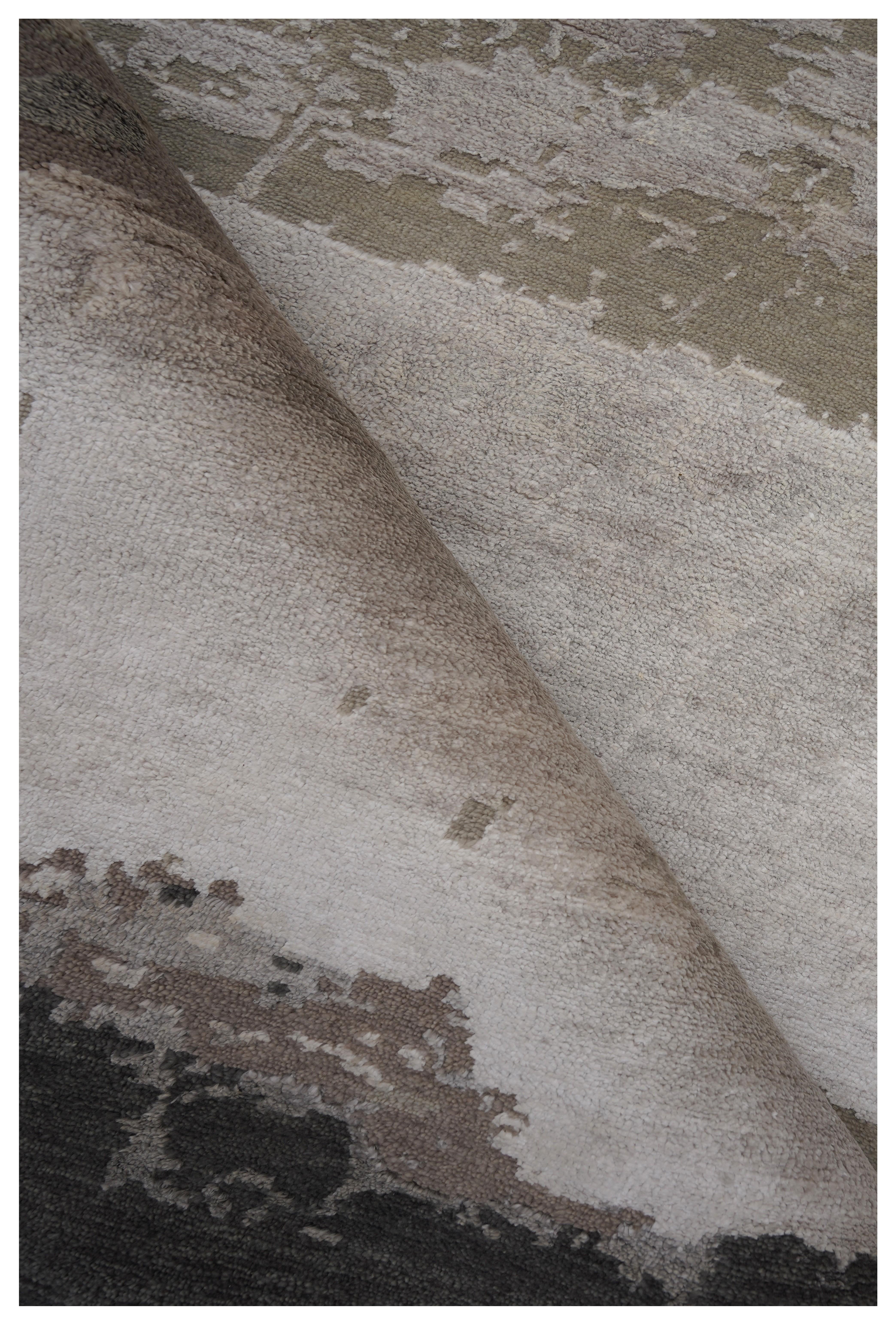 Yeva Hand Knotted Modern Silk Rug in Rust Brown and Natural Colours by Hands Neuf - En vente à New Delhi, IN