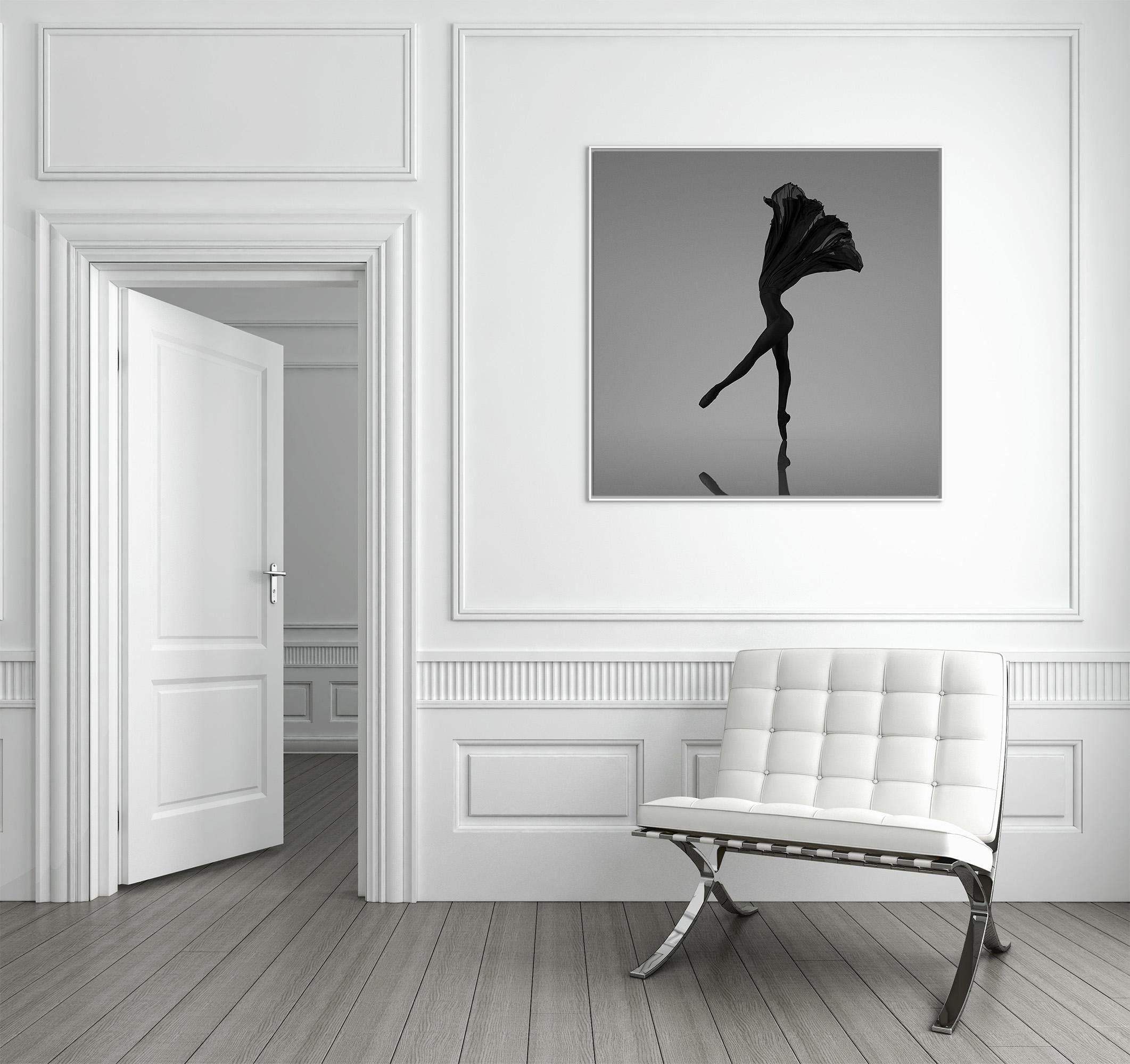 Sans titre (No 75) Photographie de ballet 32 x 32 in Ed. of 25 par Yevgeniy Repiashenko en vente 2