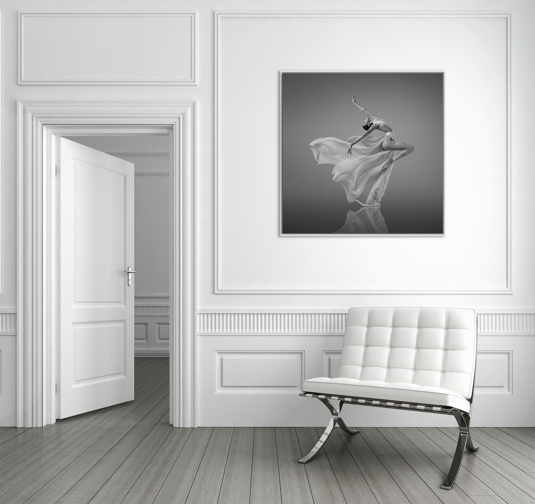 Ohne Titel (Nr. 62) Fotografieausgabe von 28 36 x 36 Zoll von Yevgeniy Repiashenko im Angebot 2