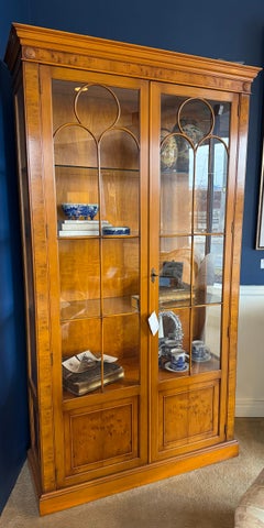 Vitrine en if, style géorgien, fabriquée en Angleterre, étagères en verre