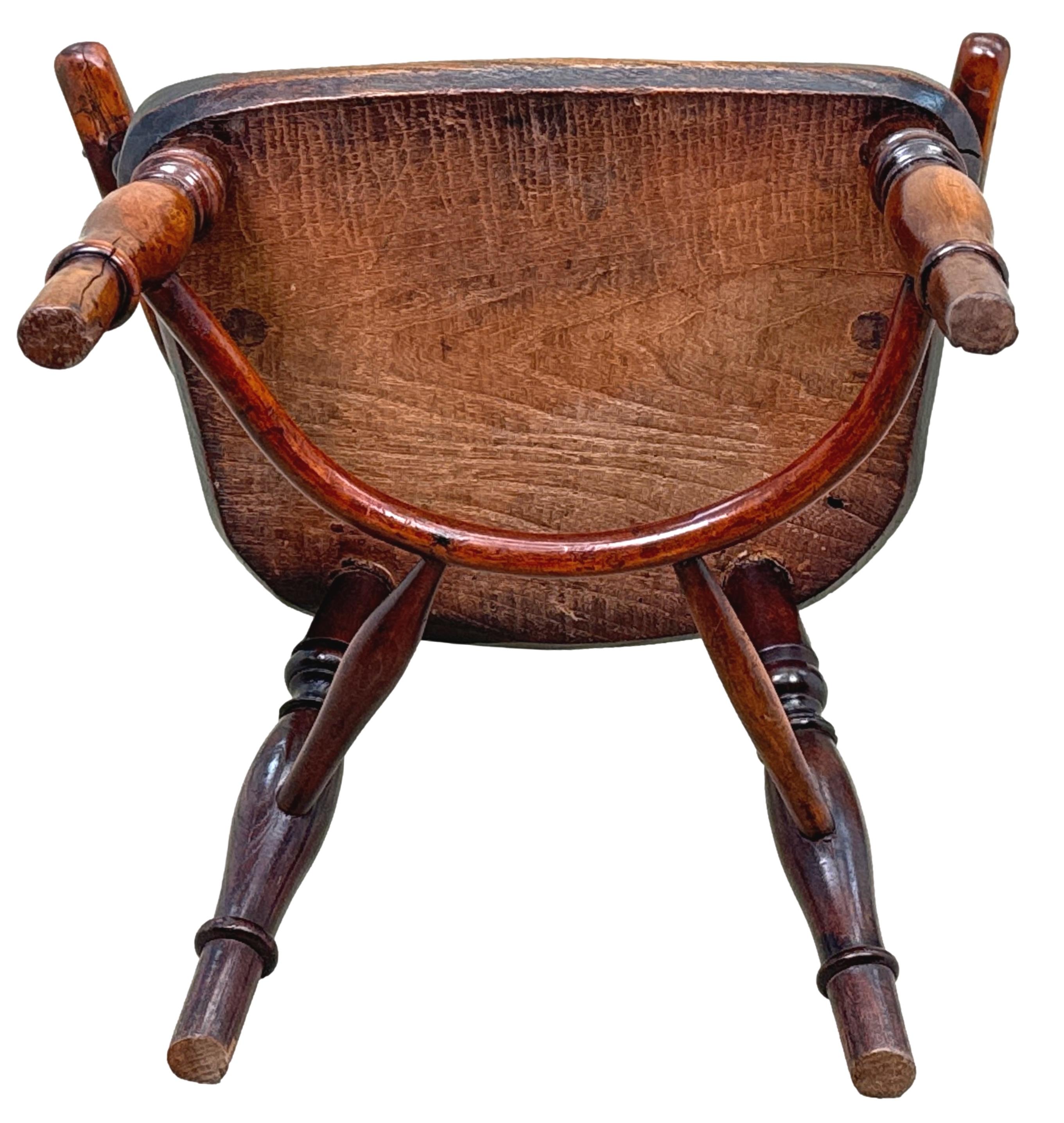 Fauteuil Windsor en bois d'if du 19e siècle pour enfant en vente 3