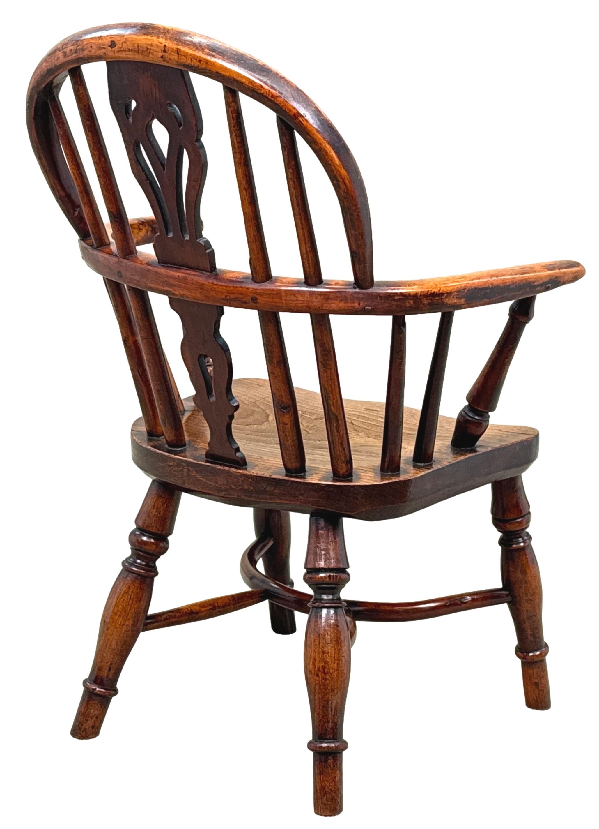 Fauteuil Windsor en bois d'if du 19e siècle pour enfant en vente 4