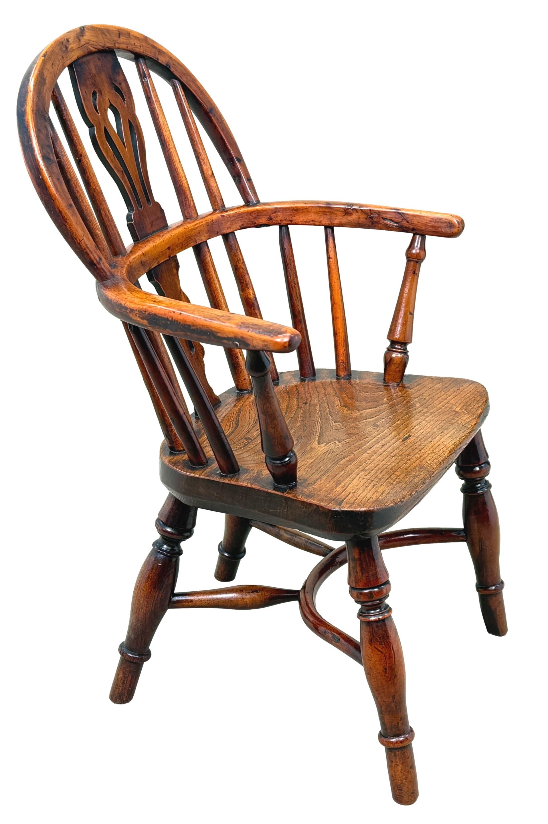 Anglais Fauteuil Windsor en bois d'if du 19e siècle pour enfant en vente