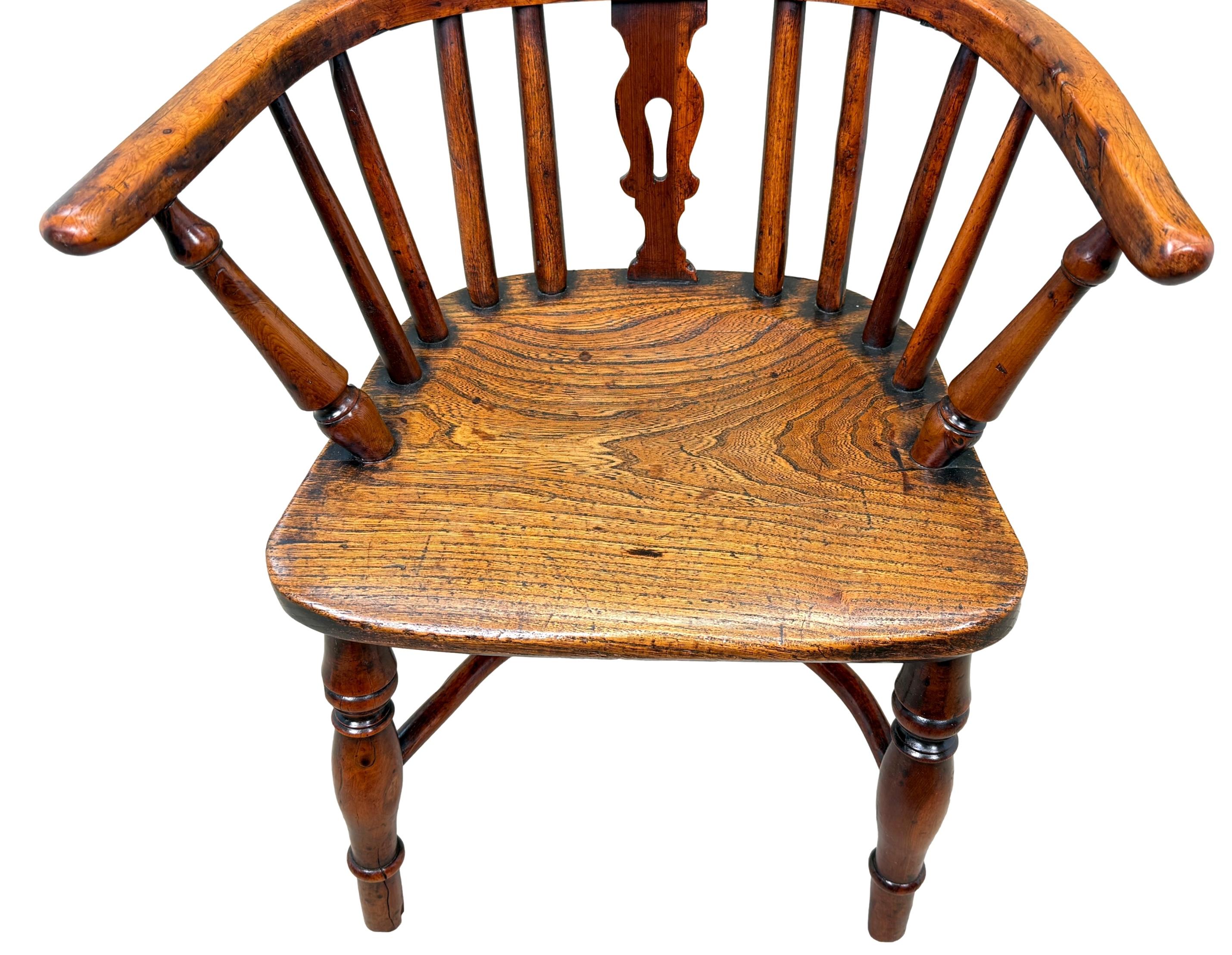 Fauteuil Windsor en bois d'if du 19e siècle pour enfant Bon état - En vente à Bedfordshire, GB