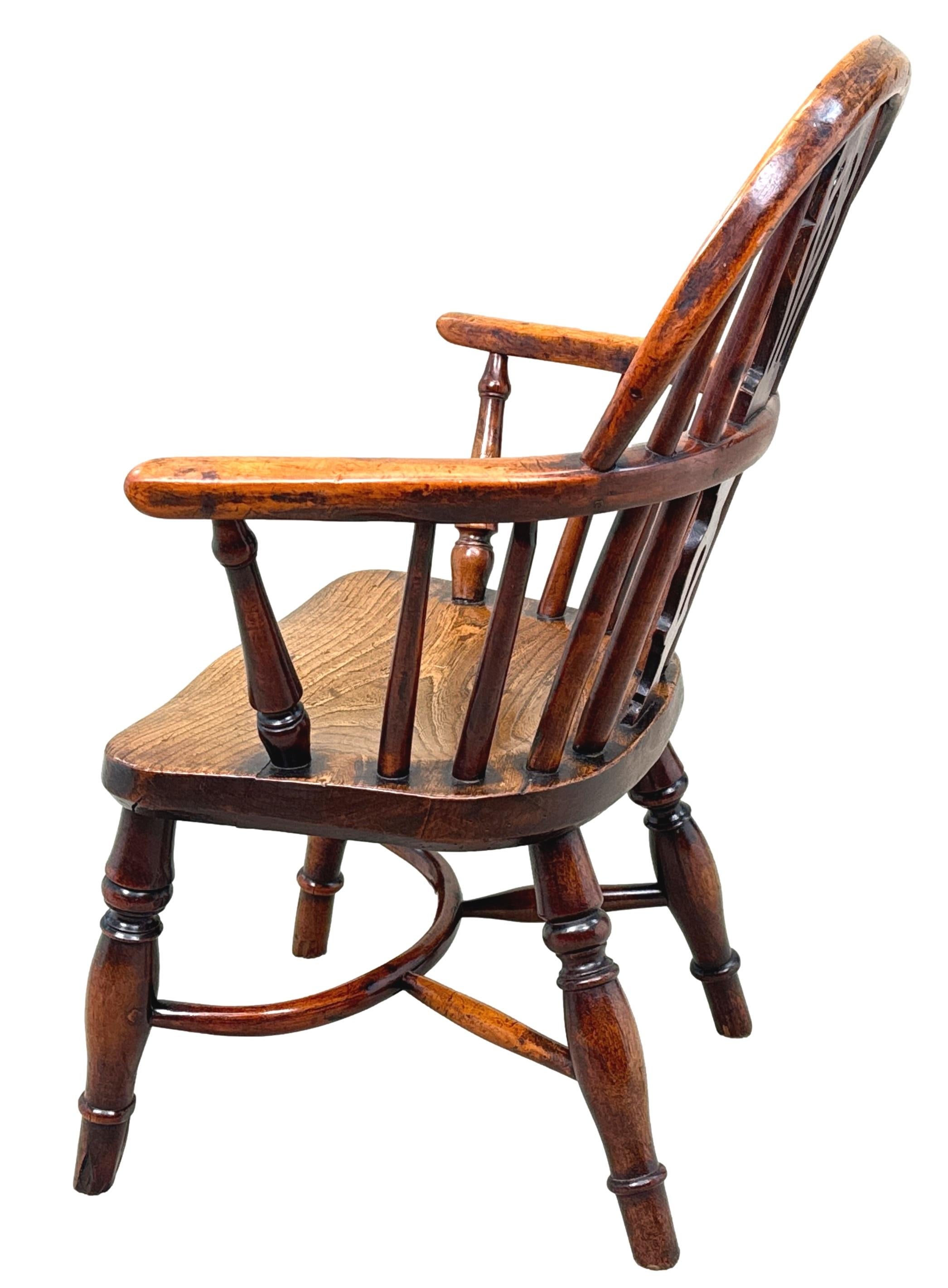 XIXe siècle Fauteuil Windsor en bois d'if du 19e siècle pour enfant en vente