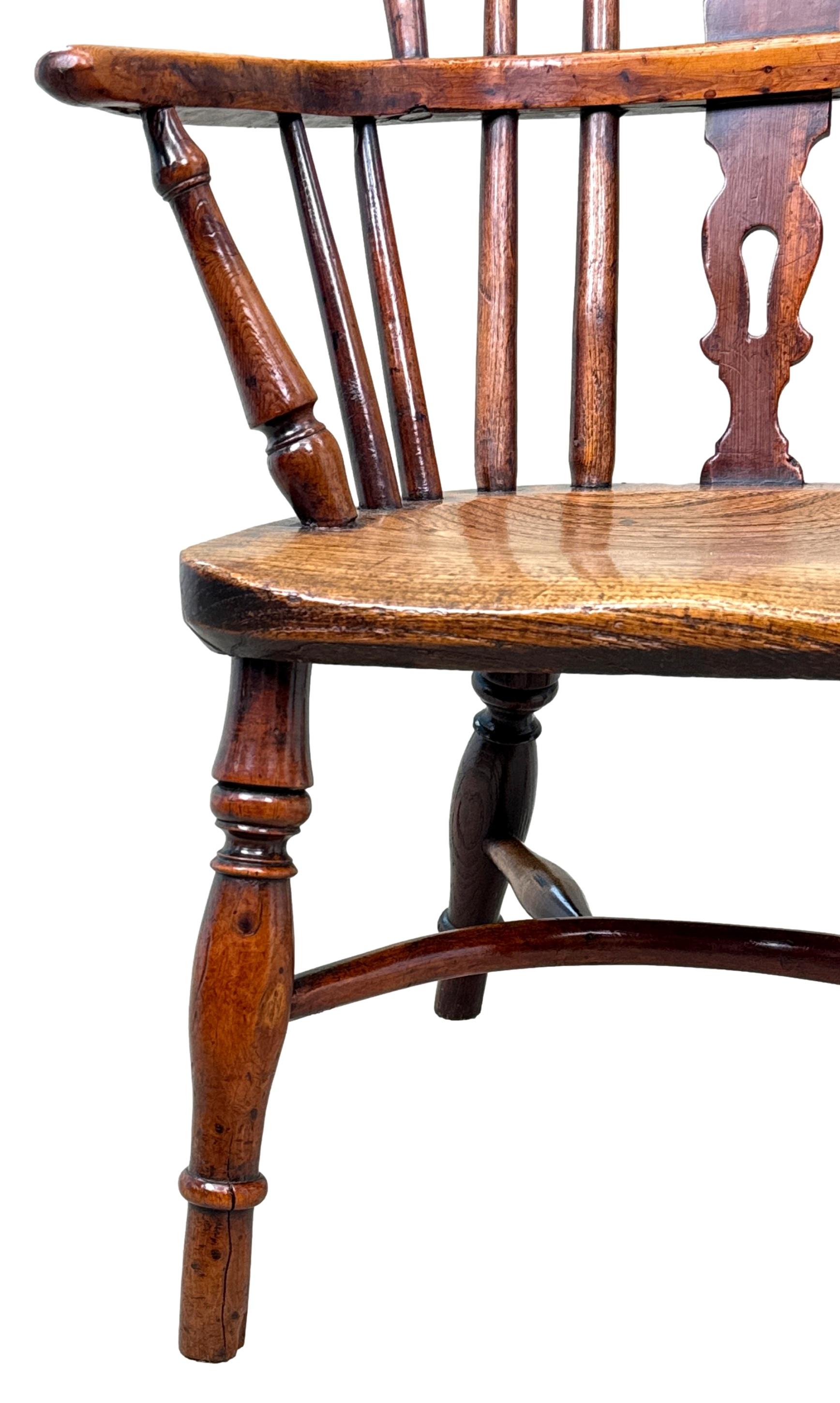 Frêne Fauteuil Windsor en bois d'if du 19e siècle pour enfant en vente