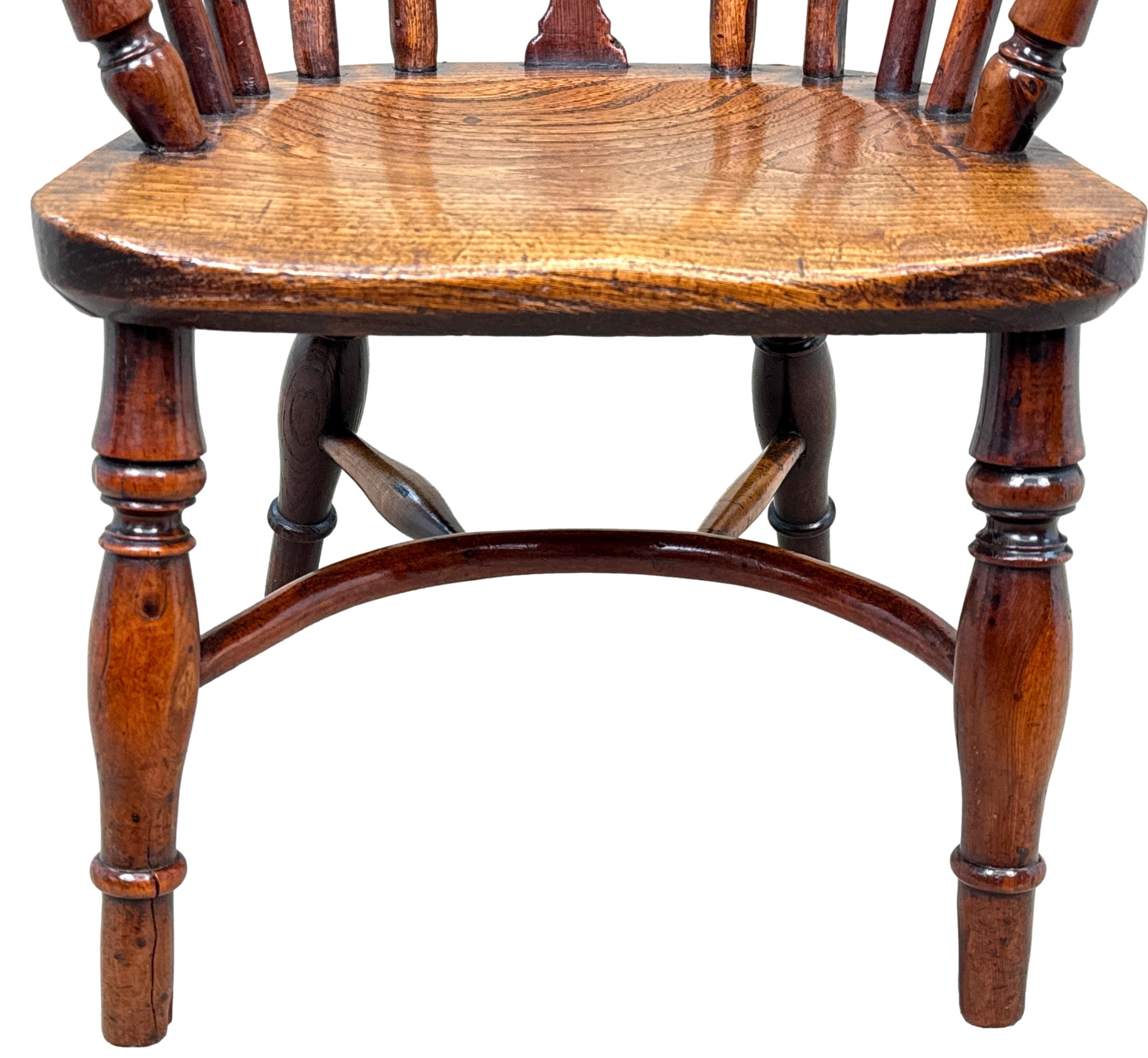 Fauteuil Windsor en bois d'if du 19e siècle pour enfant en vente 1