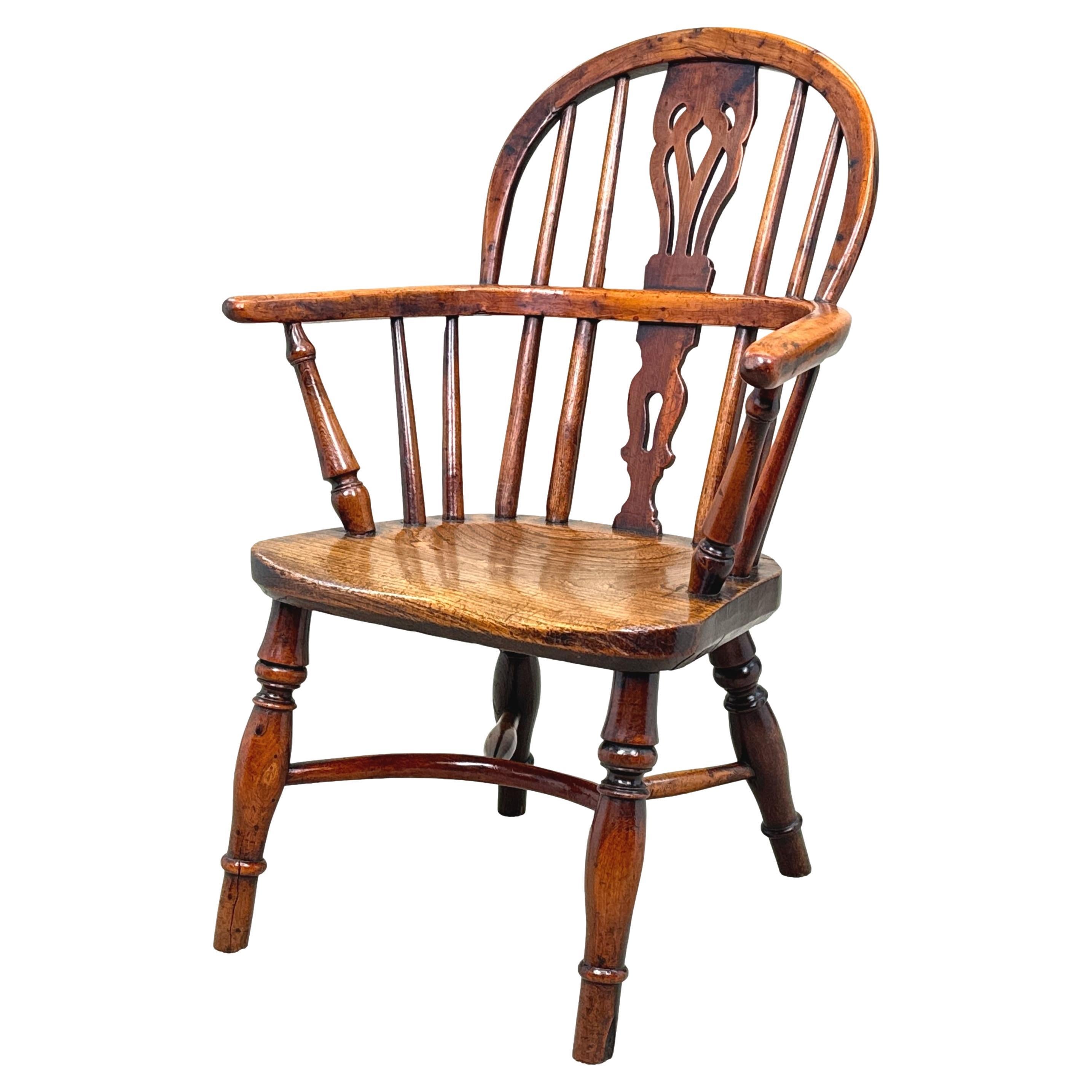 Fauteuil Windsor en bois d'if du 19e siècle pour enfant en vente