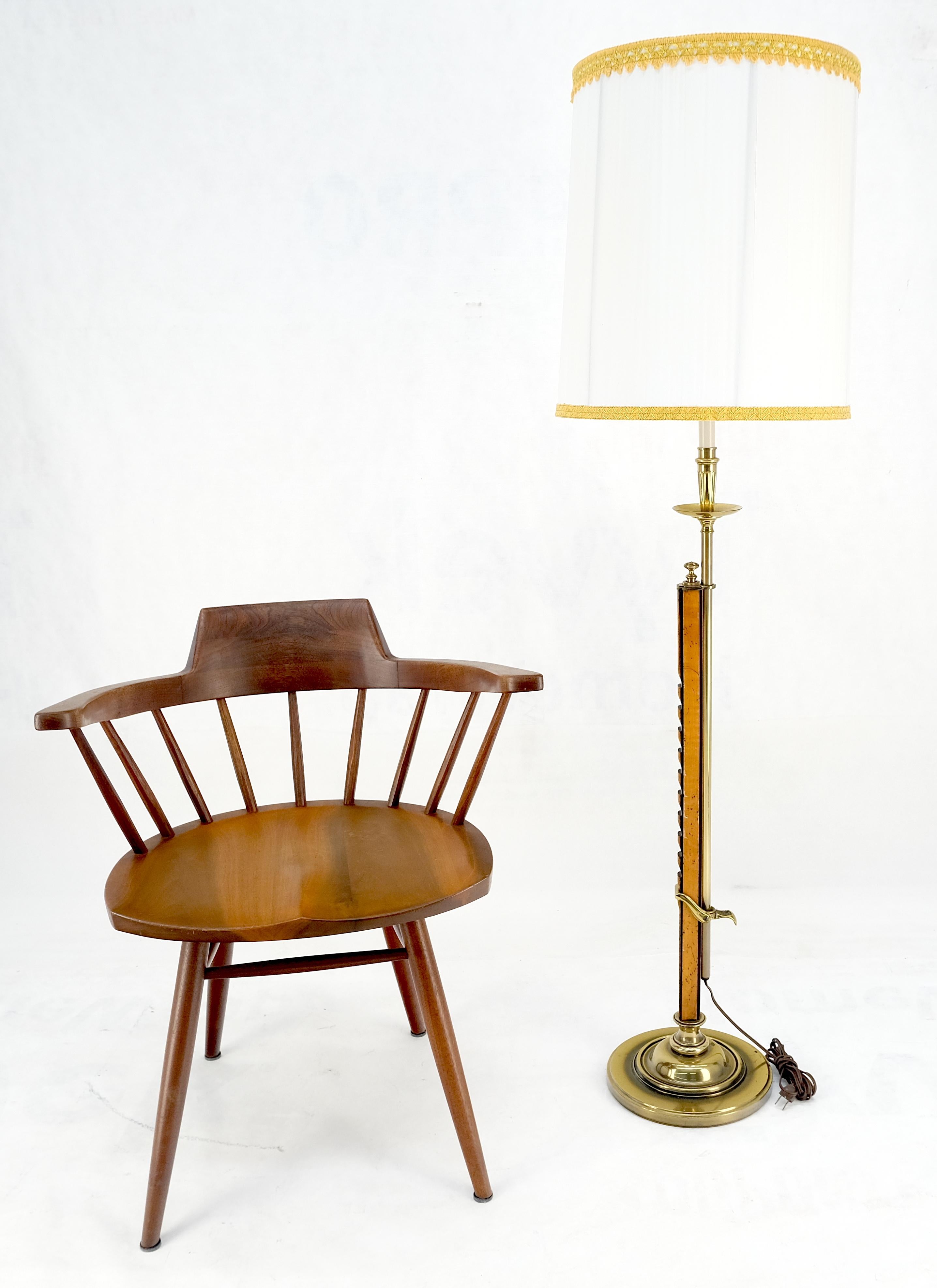 20ième siècle Lampadaire en bois d'if 7 laiton ajustable Moderne du milieu du siècle c1970s MINT en vente