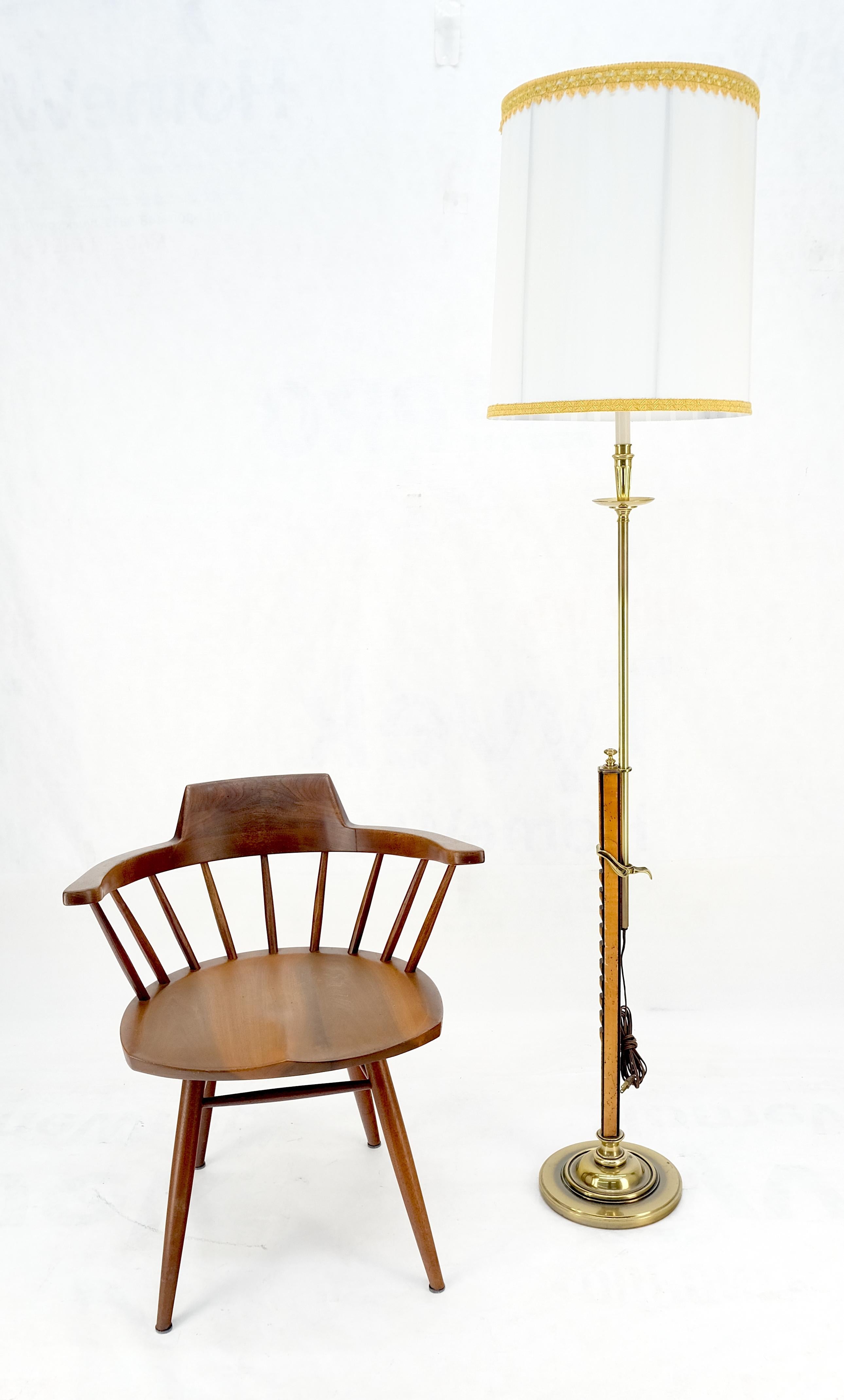 Lampadaire en bois d'if 7 laiton ajustable Moderne du milieu du siècle c1970s MINT en vente 1