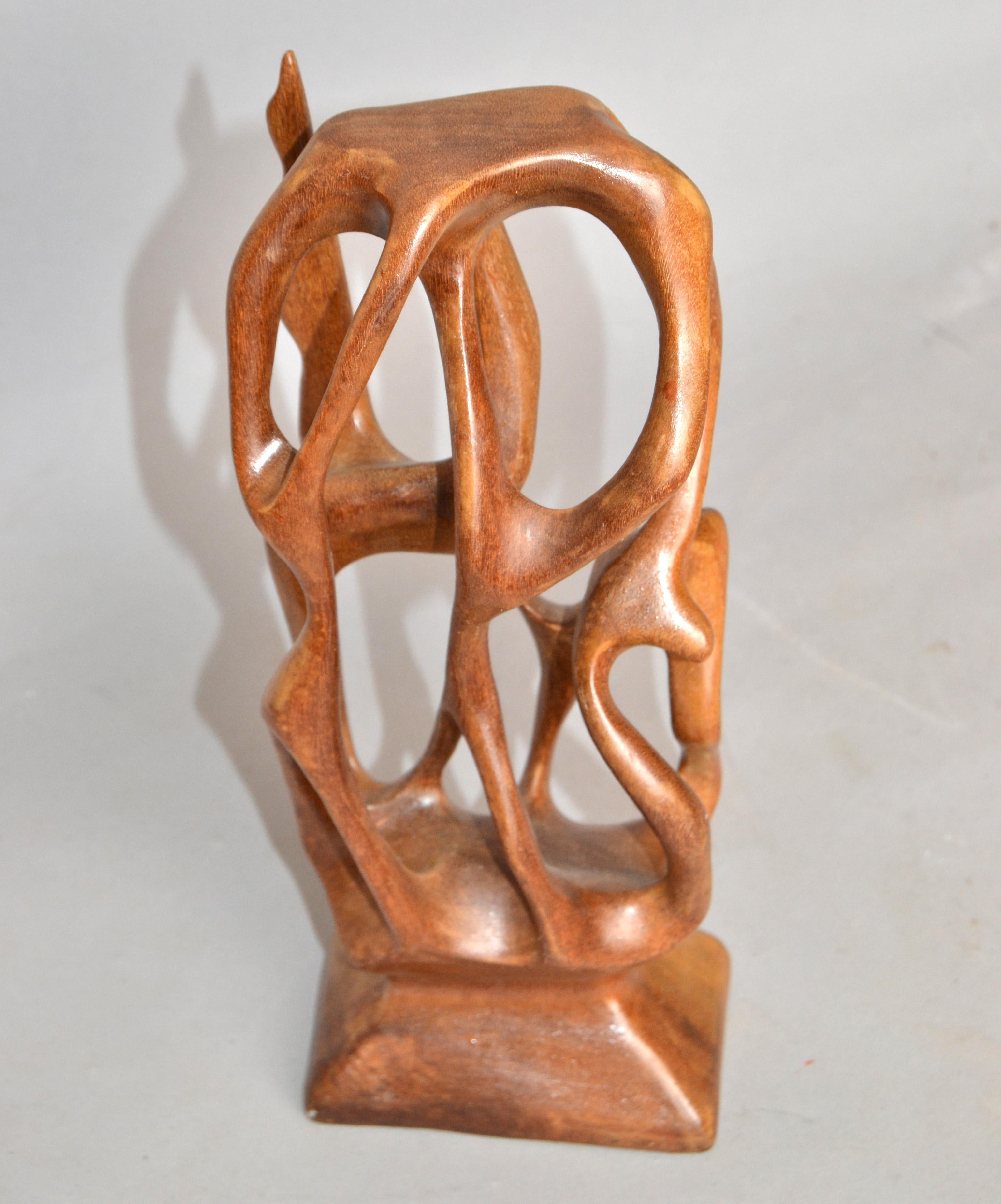 Sculpture organique abstraite en bois d'if sculptée à la main, mi-siècle moderne Bon état - En vente à Miami, FL