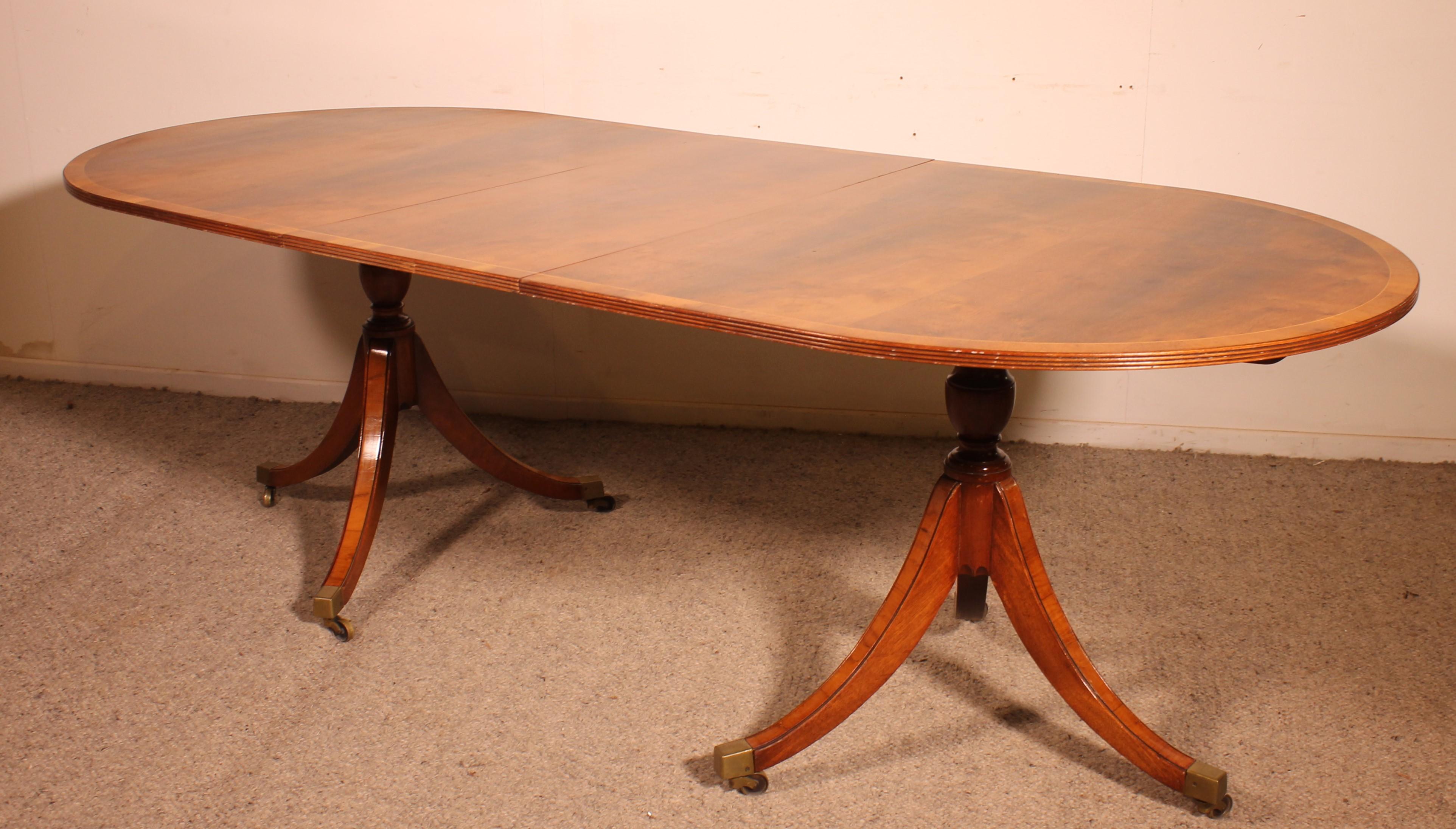 Charmante table de salle à manger anglaise en bois d'if et en acajou.
Table de très bonne qualité. Il est rare de les trouver en bois d'if qui est un bois superbe avec une flamme très particulière.

Plateau ovale à bord cannelé avec un très beau