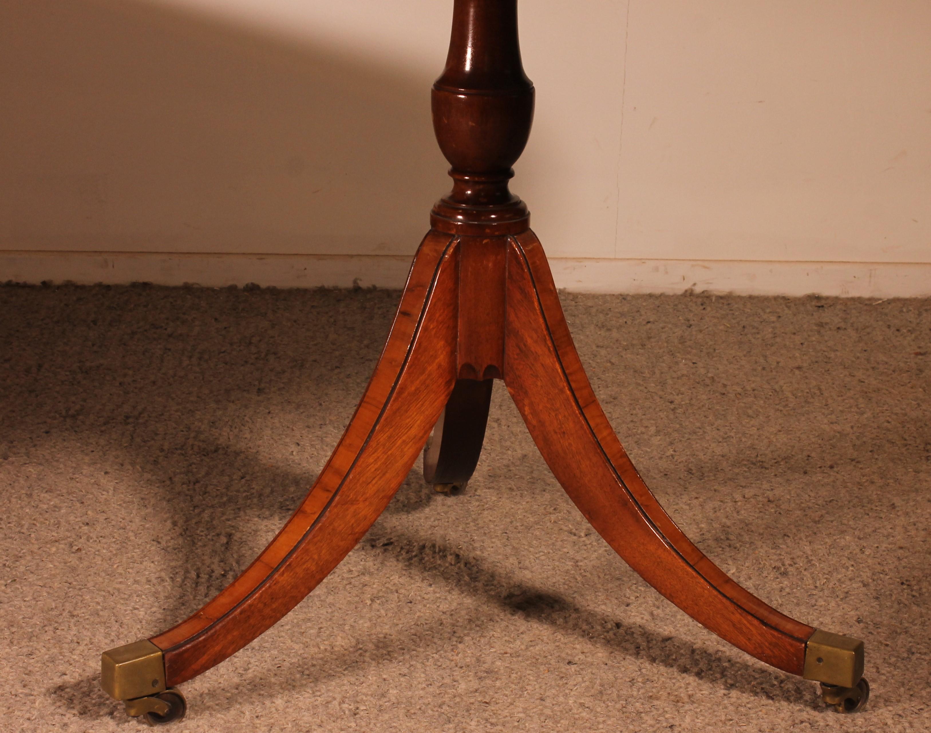Britannique Table de salle à manger à piédestal en Wood Wood et acajou - Angleterre en vente