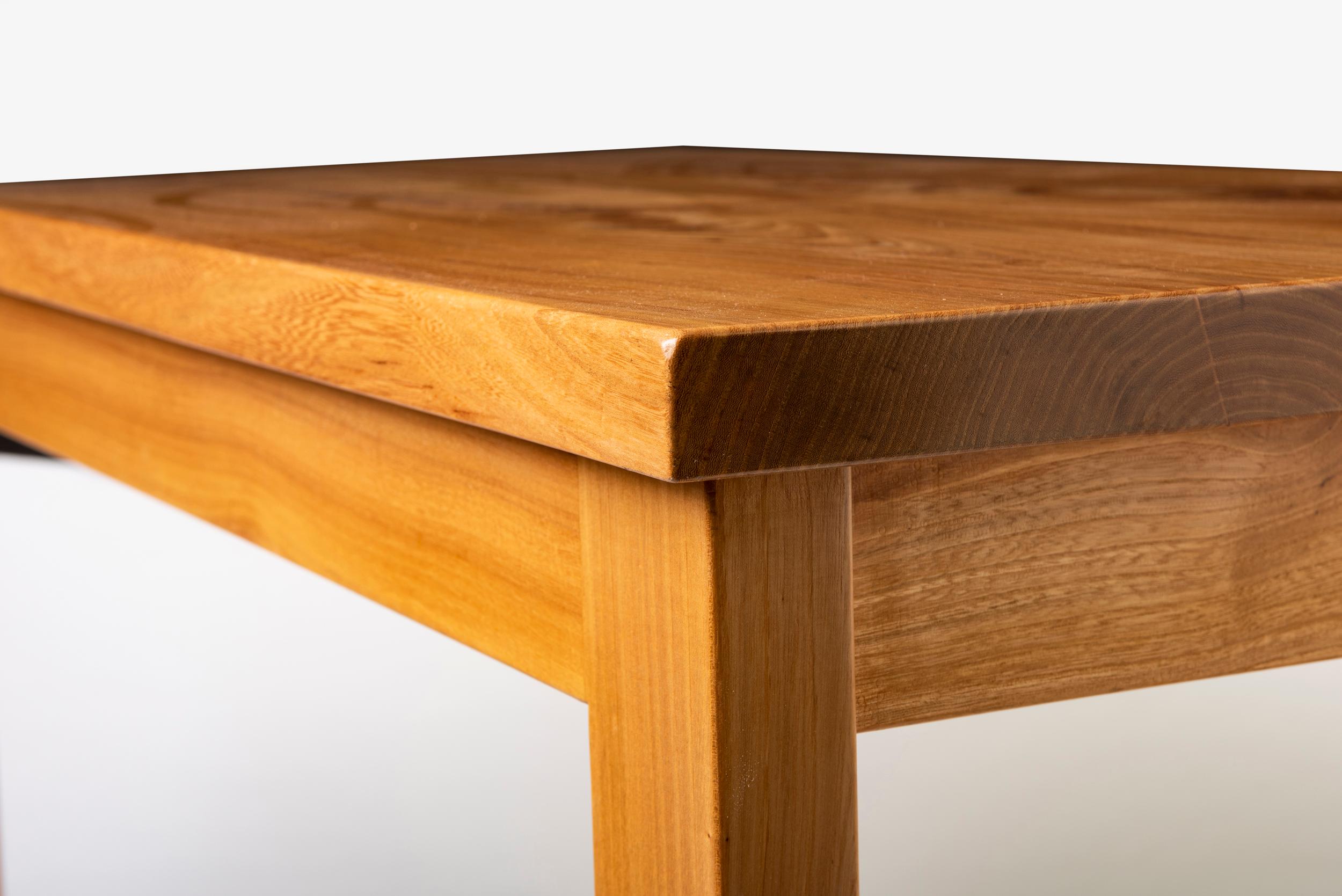 Yew Wood Center Table by Alan Peters, England, circa 1980 In Good Condition For Sale In Macclesfield, Cheshire