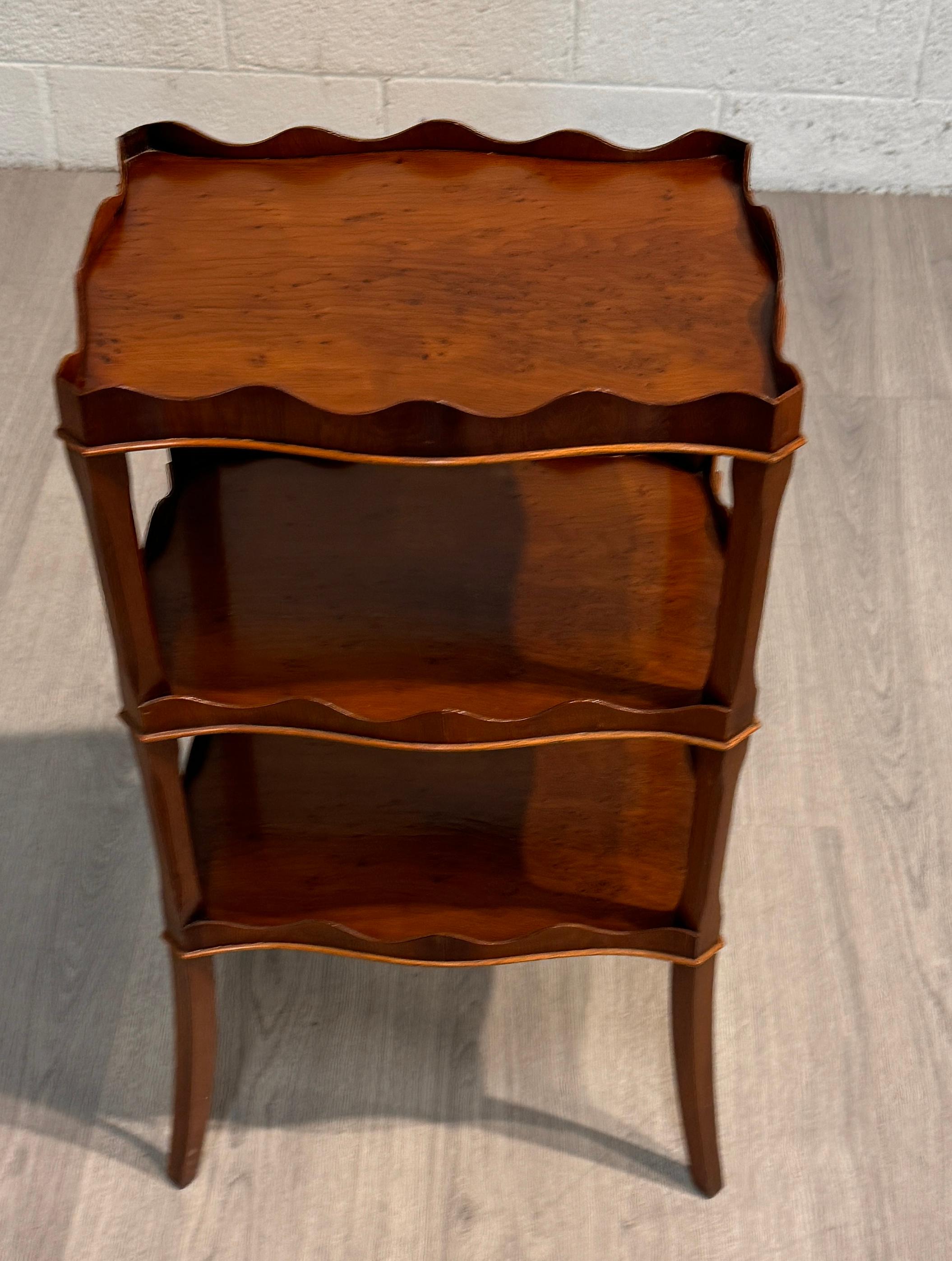 Lassen Sie sich von der raffinierten Eleganz einer vergangenen Ära inspirieren - mit unserem Drinks Table aus englischem Eibenholz, einem geschichtsträchtigen Meisterwerk im Sheraton-Stil. Dieser aus feinstem englischen Eibenholz gefertigte Tisch