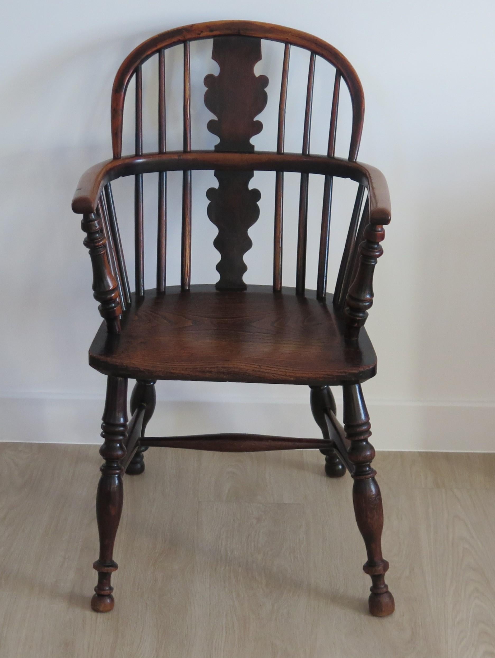 Es handelt sich um einen sehr hochwertigen Country-Windsor-Sessel mit niedriger Rückenlehne, der in England hergestellt und einem Hersteller aus Nordost-Yorkshire in der Mitte des 19. Jahrhunderts oder möglicherweise früher zugeschrieben