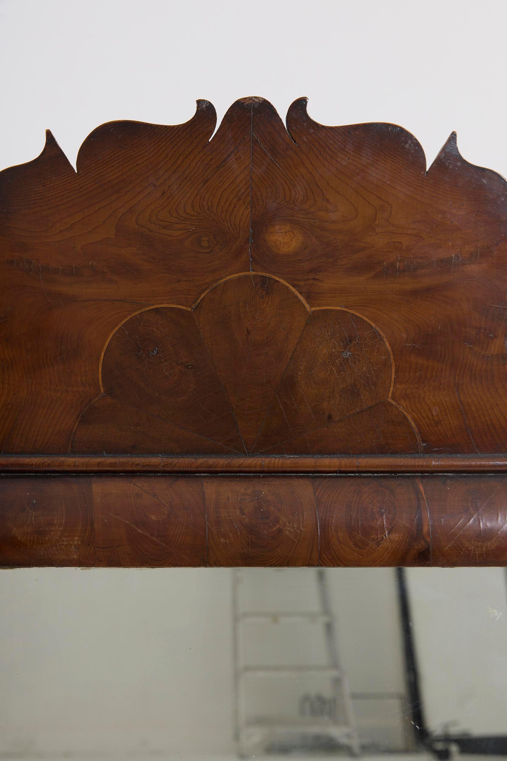 Espejo de madera de tejo Queen Anne en venta